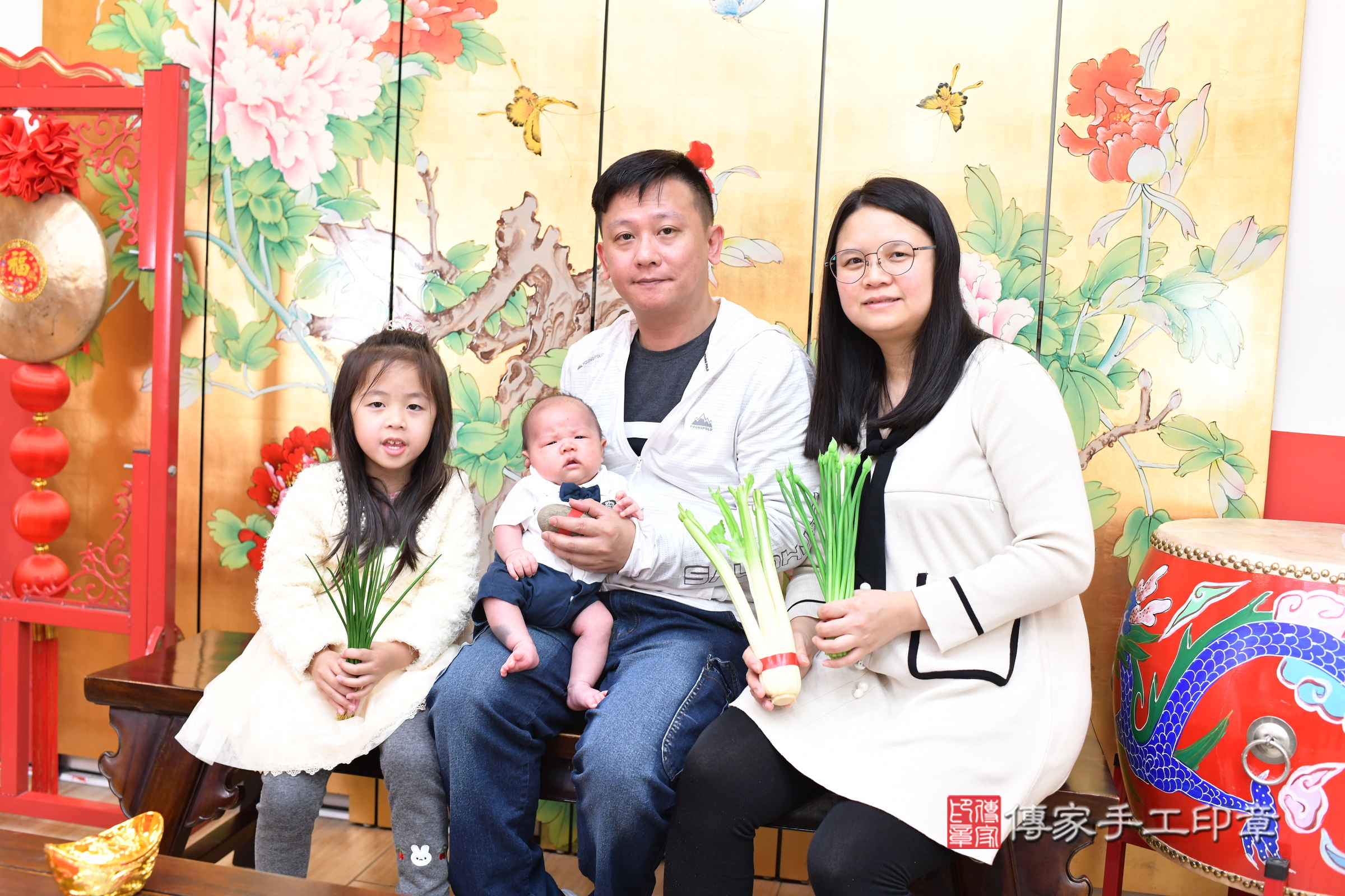 沅沅寶寶(台北市大同區嬰兒寶寶滿月剃頭理髮、嬰兒剃胎毛儀式吉祥話)。中國風會場，爸媽寶貝穿「日中韓」古裝禮服。專業拍照、證書。★購買「臍帶章、肚臍章、胎毛筆刷印章」贈送：剃頭、收涎、抓周，三選一。2025.4.25，照片12