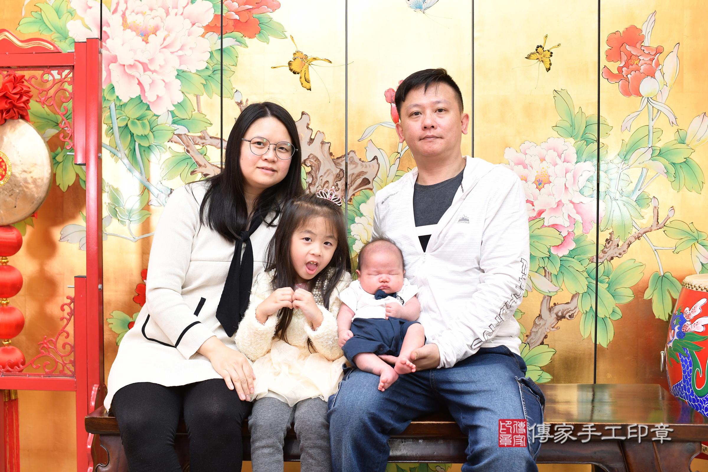 沅沅寶寶(台北市大同區嬰兒寶寶滿月剃頭理髮、嬰兒剃胎毛儀式吉祥話)。中國風會場，爸媽寶貝穿「日中韓」古裝禮服。專業拍照、證書。★購買「臍帶章、肚臍章、胎毛筆刷印章」贈送：剃頭、收涎、抓周，三選一。2025.4.25，照片4