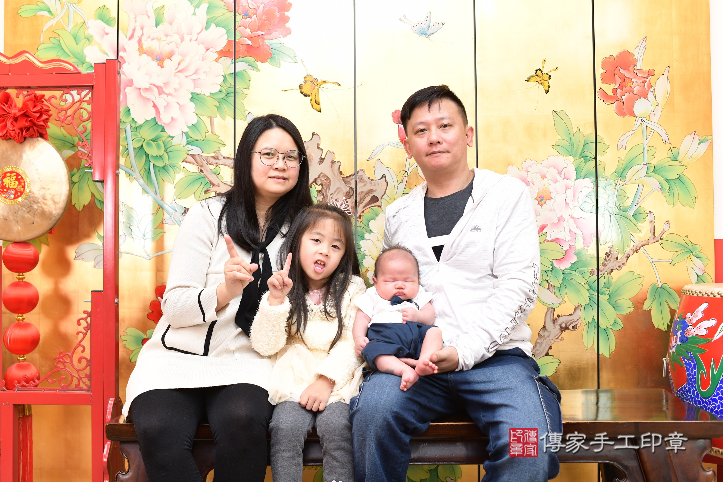 沅沅寶寶(台北市大同區嬰兒寶寶滿月剃頭理髮、嬰兒剃胎毛儀式吉祥話)。中國風會場，爸媽寶貝穿「日中韓」古裝禮服。專業拍照、證書。★購買「臍帶章、肚臍章、胎毛筆刷印章」贈送：剃頭、收涎、抓周，三選一。2025.4.25，照片3