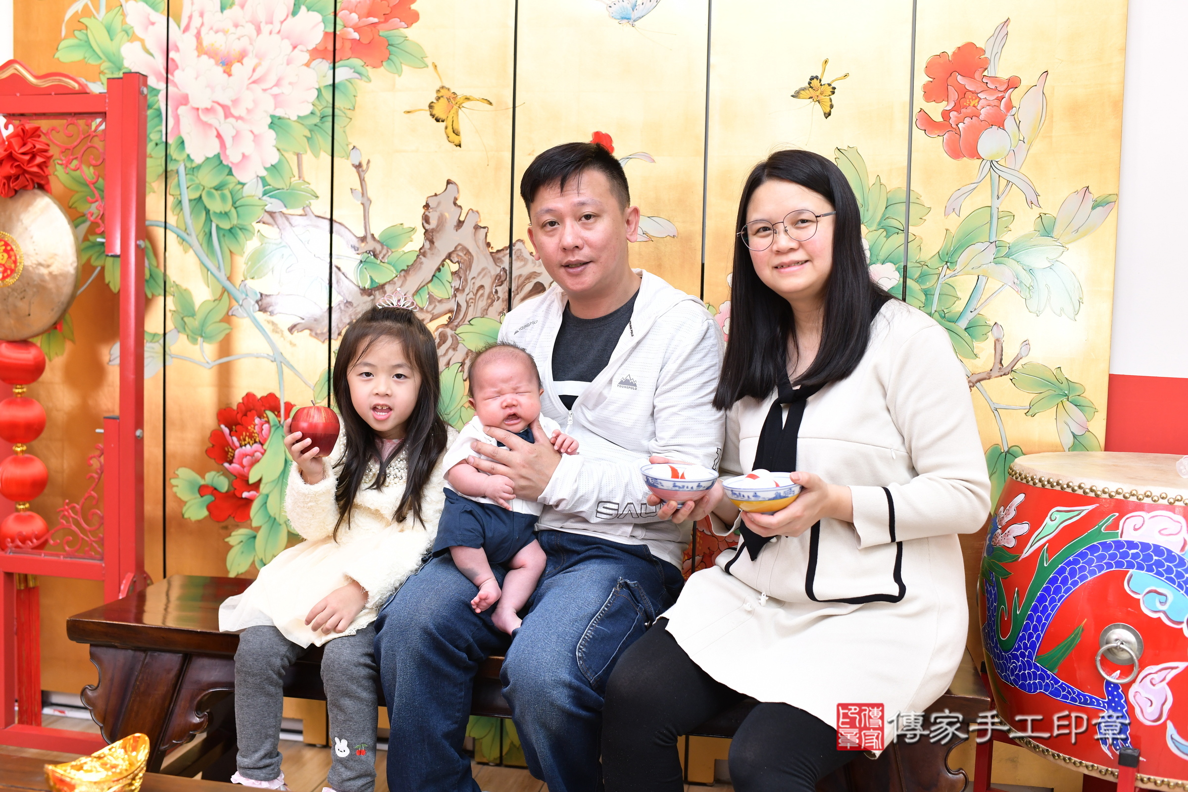 沅沅寶寶(台北市大同區嬰兒寶寶滿月剃頭理髮、嬰兒剃胎毛儀式吉祥話)。中國風會場，爸媽寶貝穿「日中韓」古裝禮服。專業拍照、證書。★購買「臍帶章、肚臍章、胎毛筆刷印章」贈送：剃頭、收涎、抓周，三選一。2025.4.25，照片10