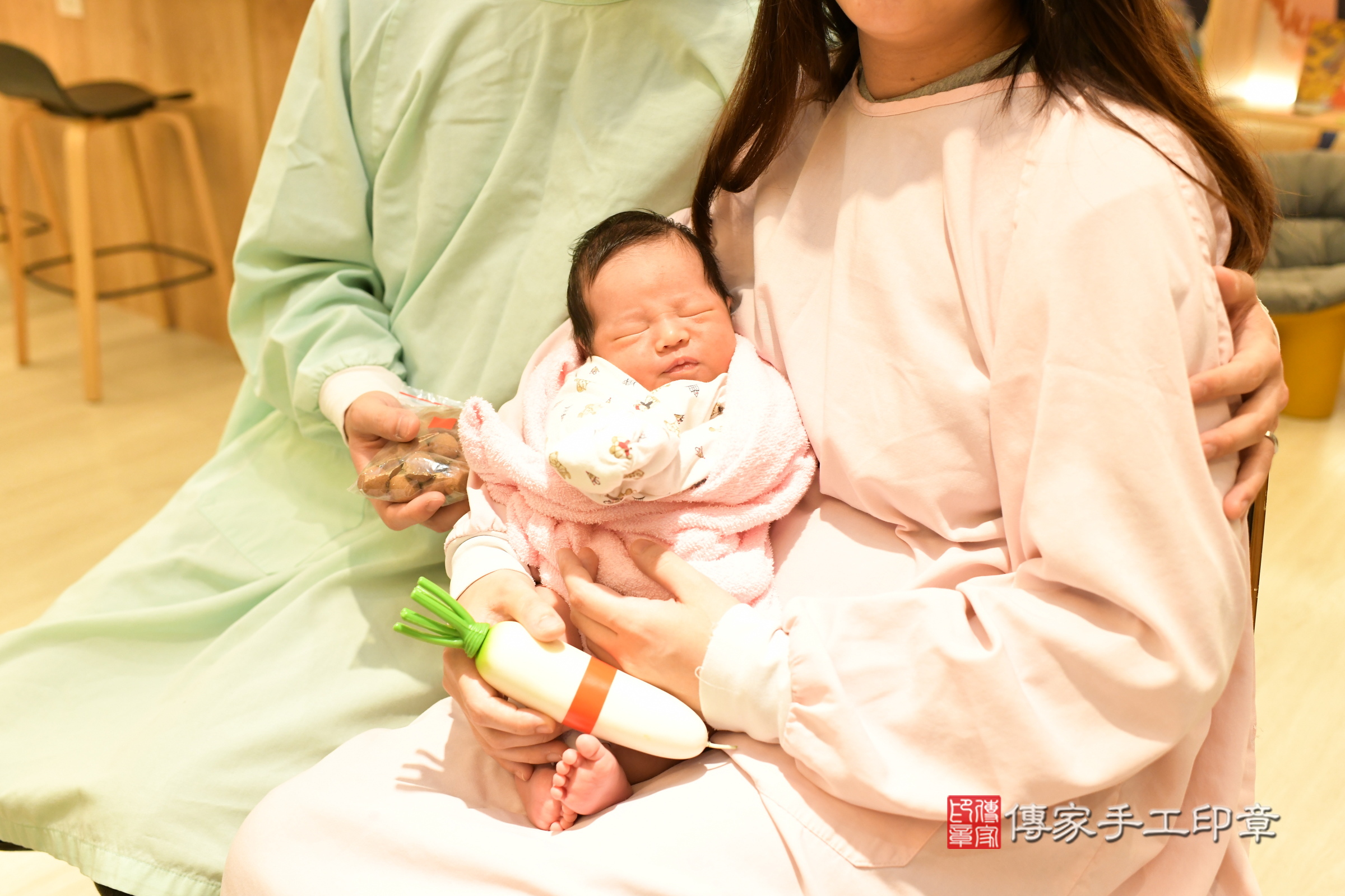 翔翔寶寶(新北市淡水區到府嬰兒翔翔寶寶滿月剃頭理髮、到府嬰兒剃胎毛儀式吉祥話)。到府剃頭剃胎毛主持、專業拍照、證書。★購買「臍帶章、肚臍章、胎毛筆刷印章」贈送：剃頭、收涎、抓周，三選一。2025.4.19，照片14
