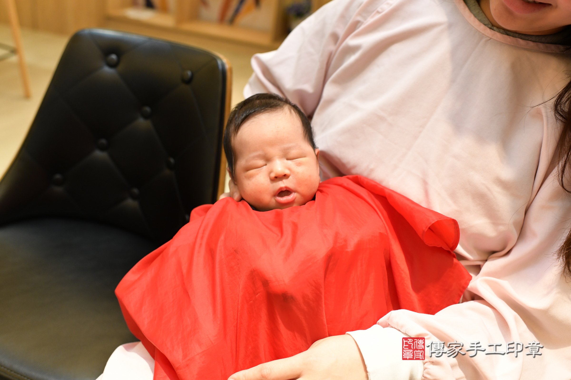 翔翔寶寶(新北市淡水區到府嬰兒翔翔寶寶滿月剃頭理髮、到府嬰兒剃胎毛儀式吉祥話)。到府剃頭剃胎毛主持、專業拍照、證書。★購買「臍帶章、肚臍章、胎毛筆刷印章」贈送：剃頭、收涎、抓周，三選一。2025.4.19，照片20