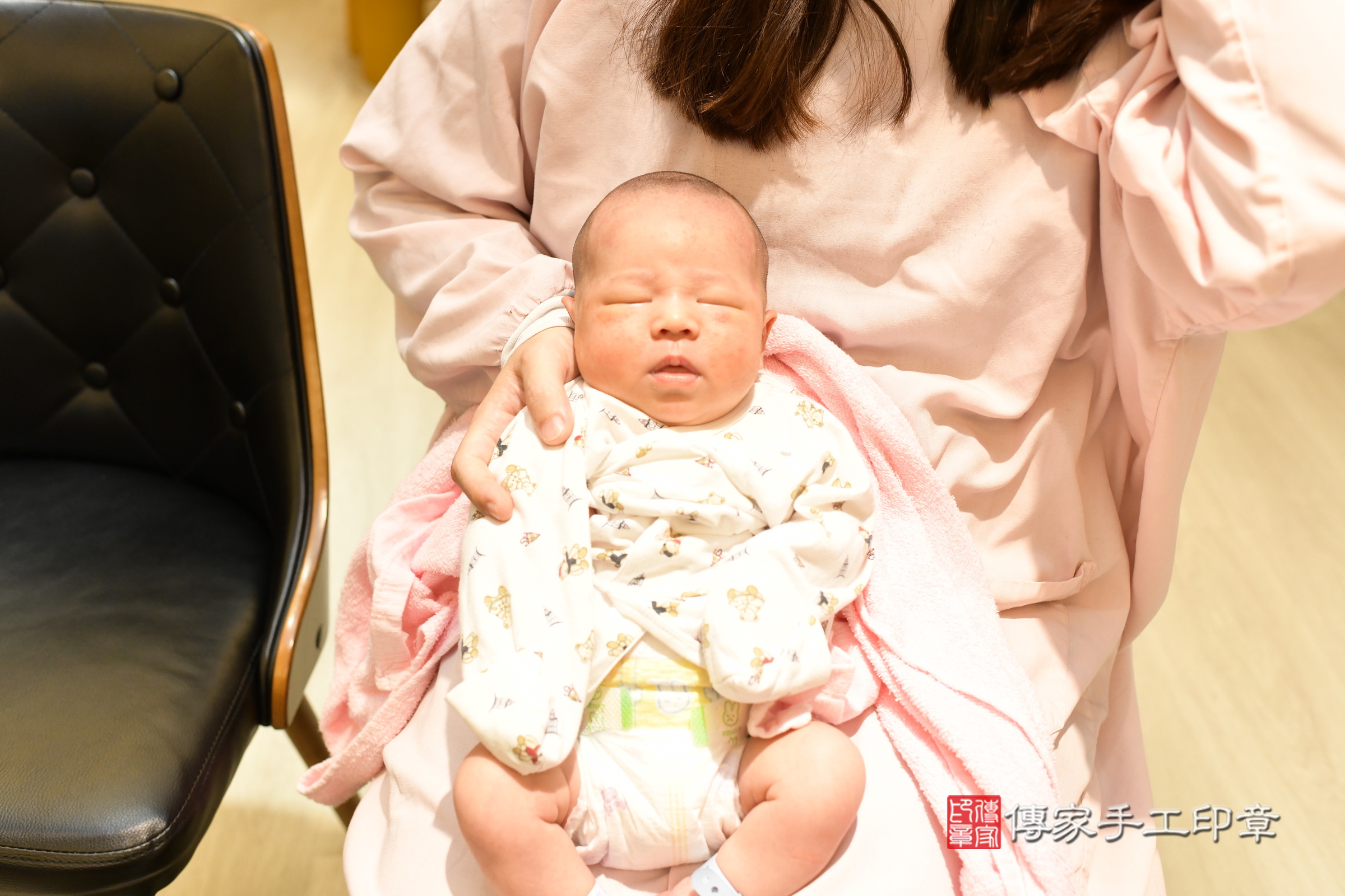 翔翔寶寶(新北市淡水區到府嬰兒翔翔寶寶滿月剃頭理髮、到府嬰兒剃胎毛儀式吉祥話)。到府剃頭剃胎毛主持、專業拍照、證書。★購買「臍帶章、肚臍章、胎毛筆刷印章」贈送：剃頭、收涎、抓周，三選一。2025.4.19，照片21