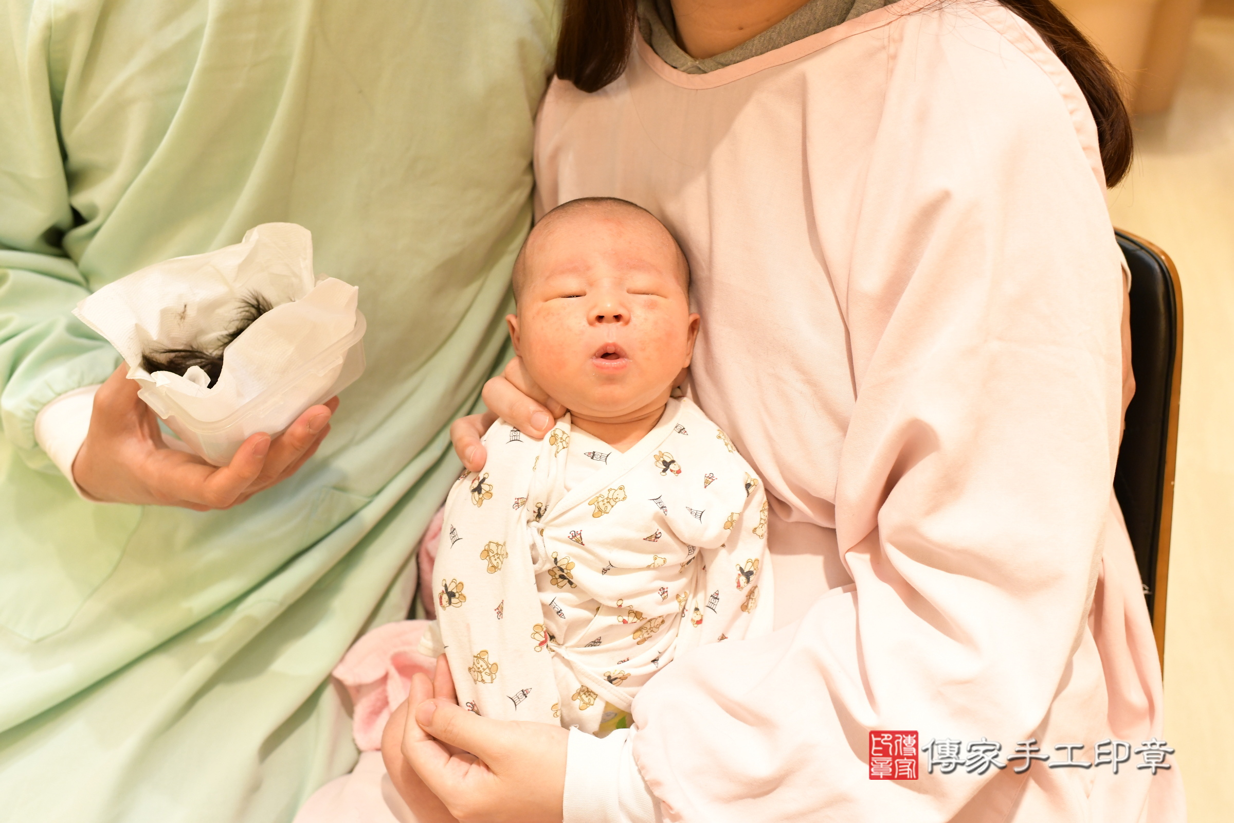 翔翔寶寶(新北市淡水區到府嬰兒翔翔寶寶滿月剃頭理髮、到府嬰兒剃胎毛儀式吉祥話)。到府剃頭剃胎毛主持、專業拍照、證書。★購買「臍帶章、肚臍章、胎毛筆刷印章」贈送：剃頭、收涎、抓周，三選一。2025.4.19，照片22