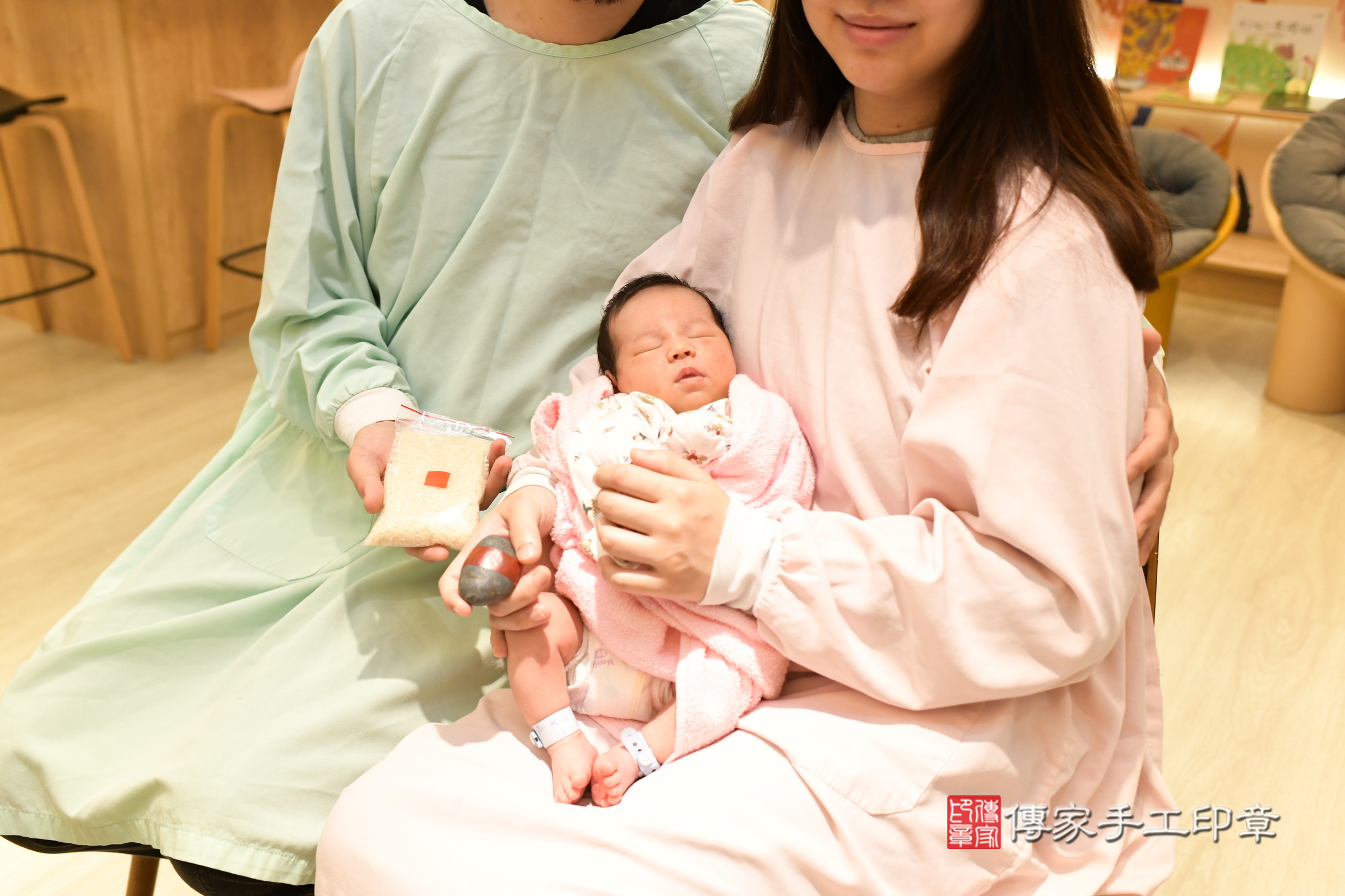 翔翔寶寶(新北市淡水區到府嬰兒翔翔寶寶滿月剃頭理髮、到府嬰兒剃胎毛儀式吉祥話)。到府剃頭剃胎毛主持、專業拍照、證書。★購買「臍帶章、肚臍章、胎毛筆刷印章」贈送：剃頭、收涎、抓周，三選一。2025.4.19，照片12
