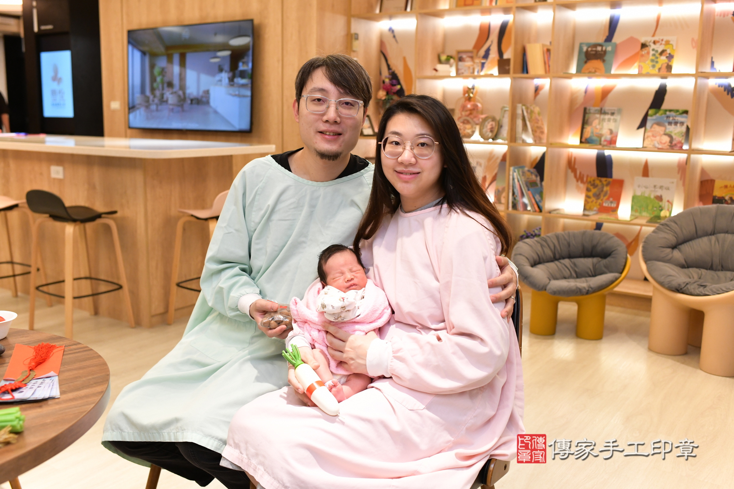 翔翔寶寶(新北市淡水區到府嬰兒翔翔寶寶滿月剃頭理髮、到府嬰兒剃胎毛儀式吉祥話)。到府剃頭剃胎毛主持、專業拍照、證書。★購買「臍帶章、肚臍章、胎毛筆刷印章」贈送：剃頭、收涎、抓周，三選一。2025.4.19，照片13