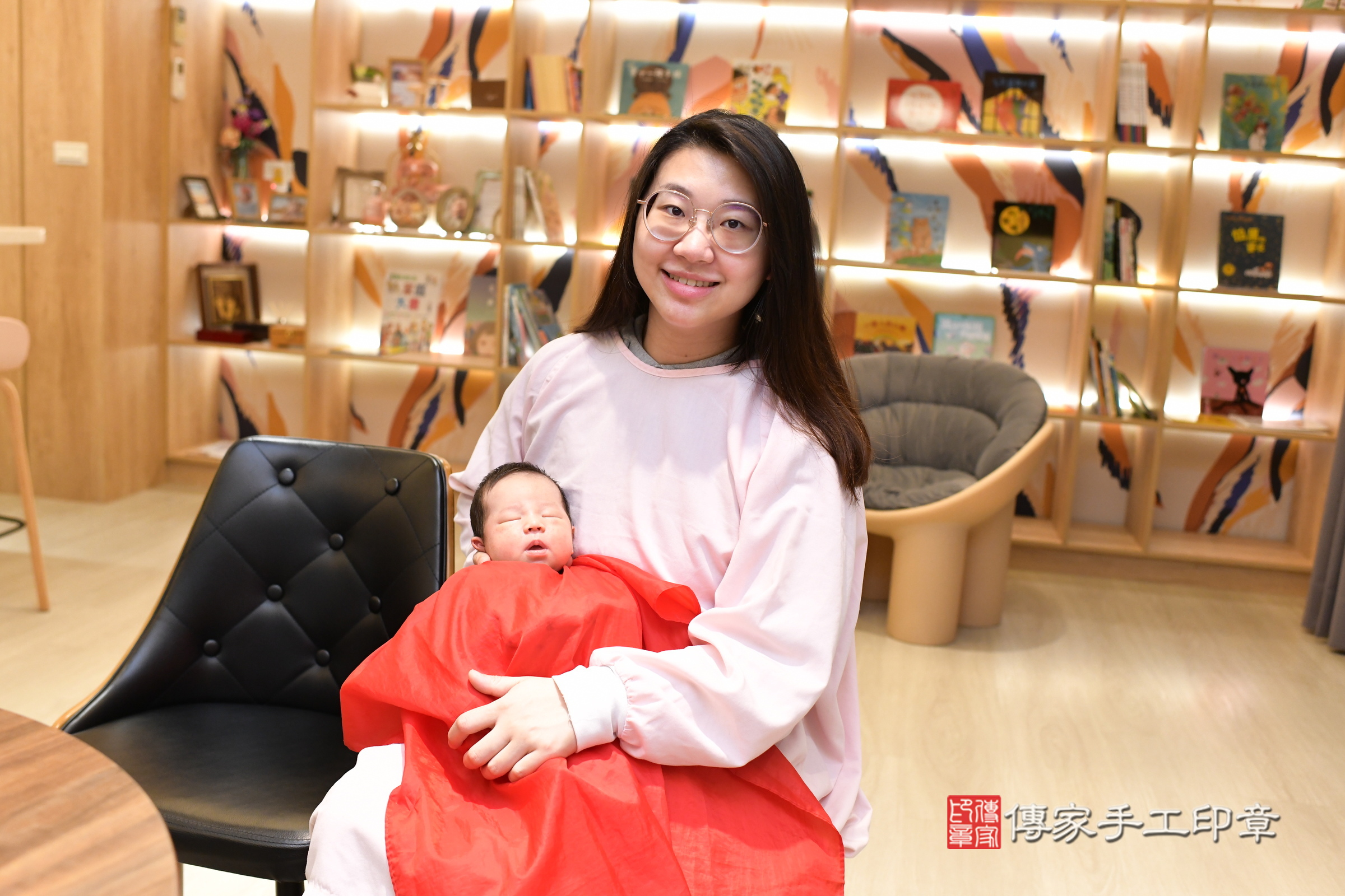 翔翔寶寶(新北市淡水區到府嬰兒翔翔寶寶滿月剃頭理髮、到府嬰兒剃胎毛儀式吉祥話)。到府剃頭剃胎毛主持、專業拍照、證書。★購買「臍帶章、肚臍章、胎毛筆刷印章」贈送：剃頭、收涎、抓周，三選一。2025.4.19，照片19