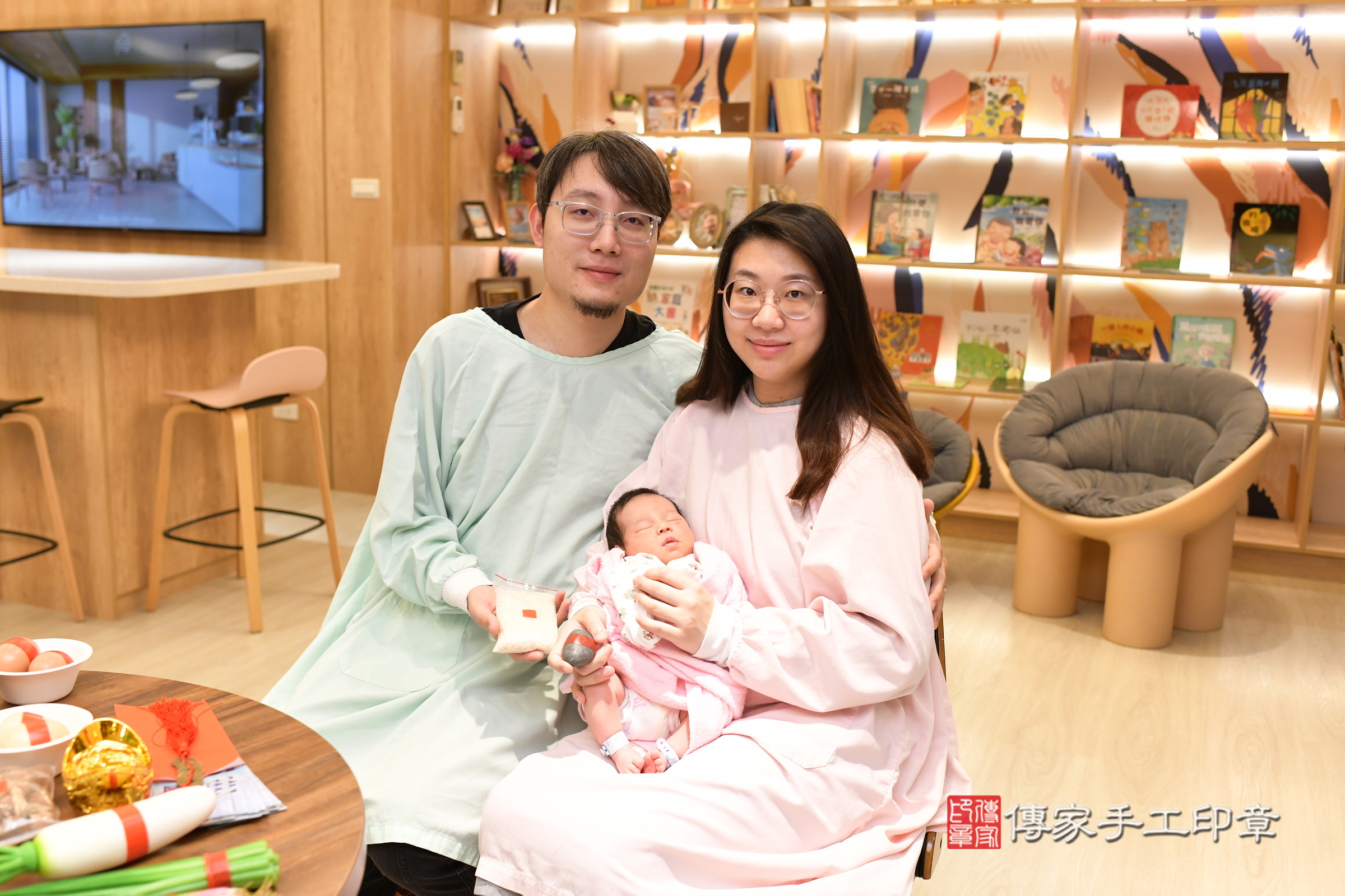 翔翔寶寶(新北市淡水區到府嬰兒翔翔寶寶滿月剃頭理髮、到府嬰兒剃胎毛儀式吉祥話)。到府剃頭剃胎毛主持、專業拍照、證書。★購買「臍帶章、肚臍章、胎毛筆刷印章」贈送：剃頭、收涎、抓周，三選一。2025.4.19，照片11