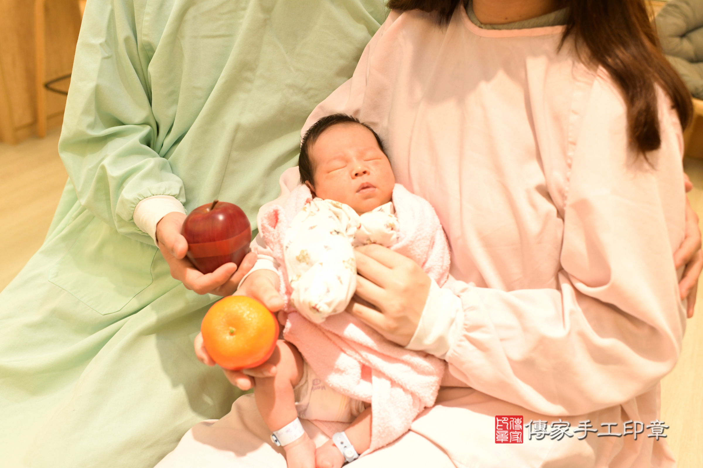 翔翔寶寶(新北市淡水區到府嬰兒翔翔寶寶滿月剃頭理髮、到府嬰兒剃胎毛儀式吉祥話)。到府剃頭剃胎毛主持、專業拍照、證書。★購買「臍帶章、肚臍章、胎毛筆刷印章」贈送：剃頭、收涎、抓周，三選一。2025.4.19，照片10