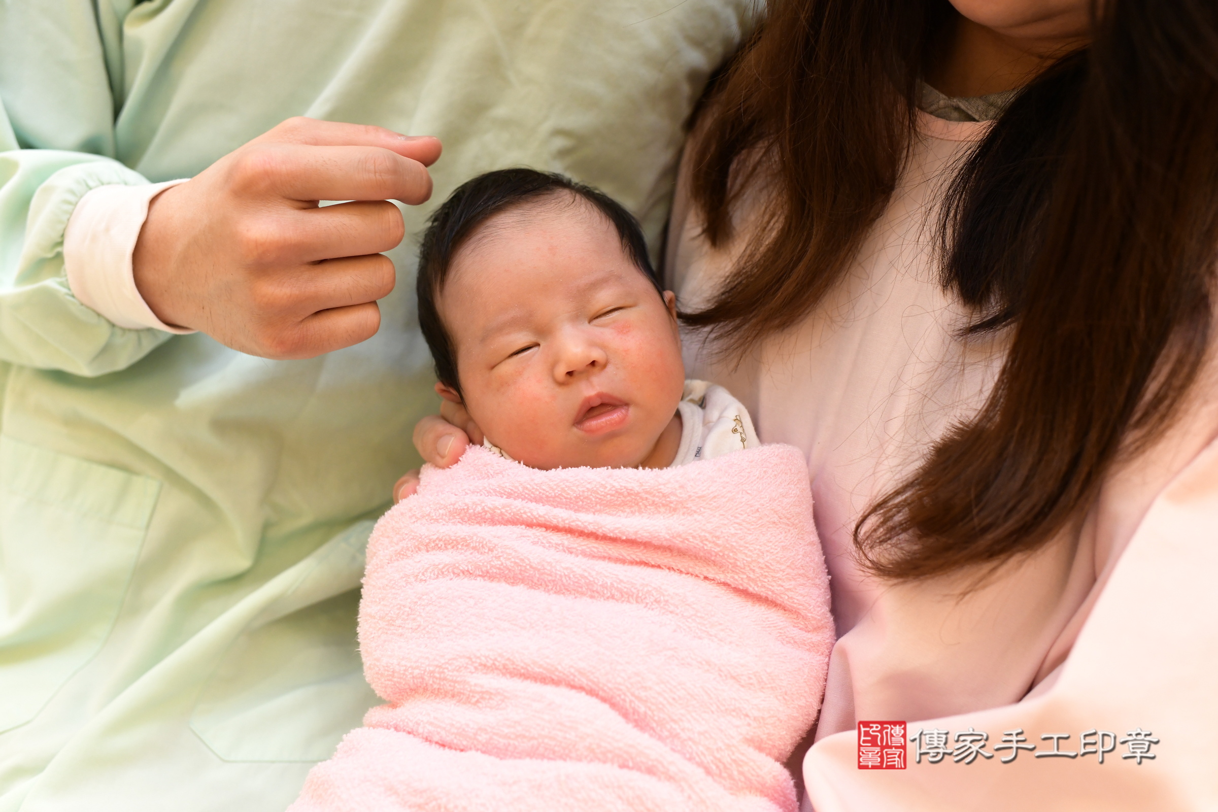 翔翔寶寶(新北市淡水區到府嬰兒翔翔寶寶滿月剃頭理髮、到府嬰兒剃胎毛儀式吉祥話)。到府剃頭剃胎毛主持、專業拍照、證書。★購買「臍帶章、肚臍章、胎毛筆刷印章」贈送：剃頭、收涎、抓周，三選一。2025.4.19，照片4