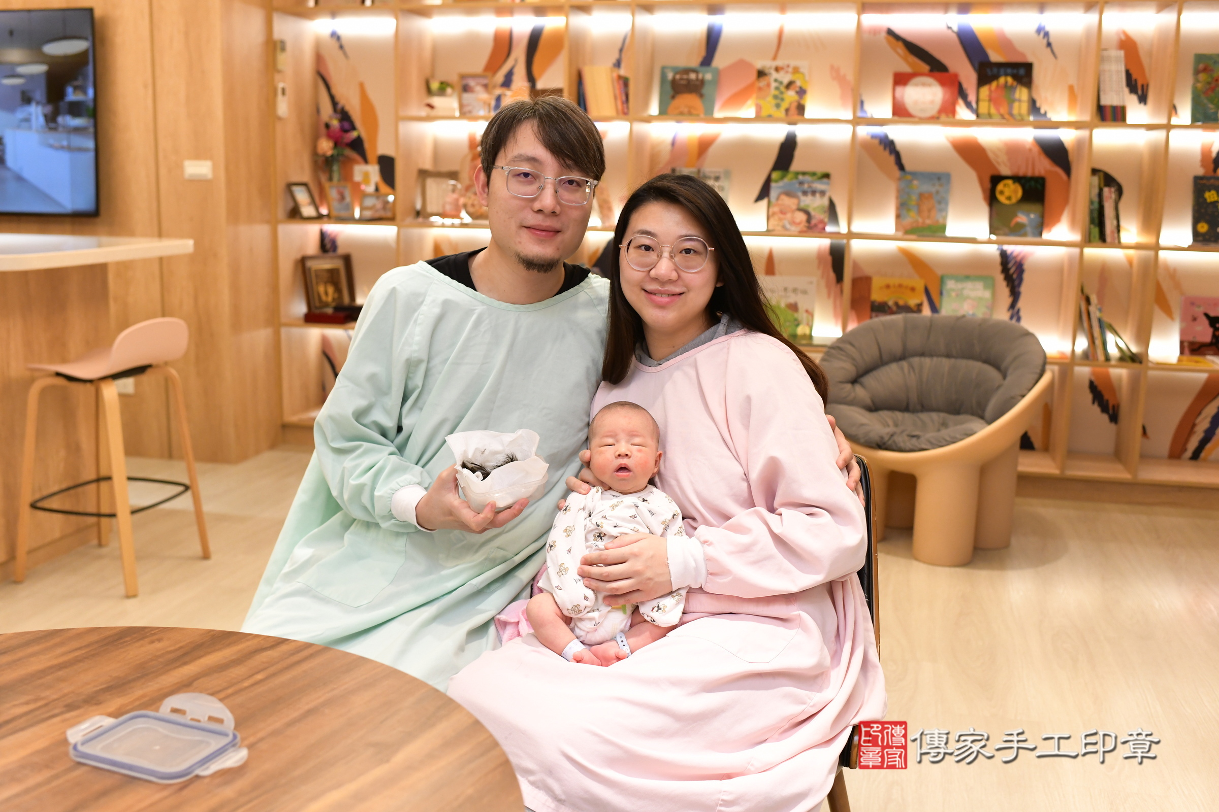 翔翔寶寶(新北市淡水區到府嬰兒翔翔寶寶滿月剃頭理髮、到府嬰兒剃胎毛儀式吉祥話)。到府剃頭剃胎毛主持、專業拍照、證書。★購買「臍帶章、肚臍章、胎毛筆刷印章」贈送：剃頭、收涎、抓周，三選一。2025.4.19，照片23
