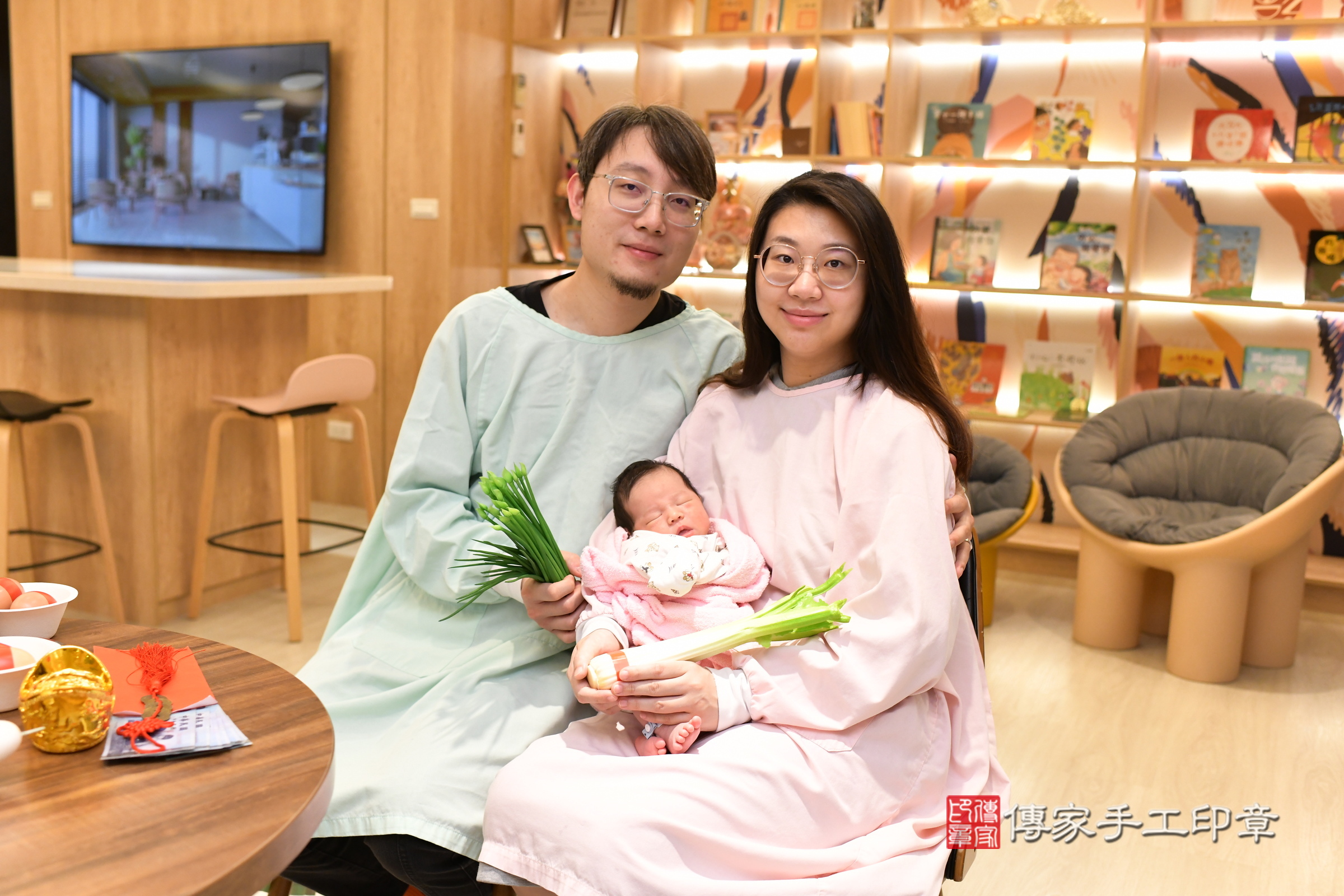 翔翔寶寶(新北市淡水區到府嬰兒翔翔寶寶滿月剃頭理髮、到府嬰兒剃胎毛儀式吉祥話)。到府剃頭剃胎毛主持、專業拍照、證書。★購買「臍帶章、肚臍章、胎毛筆刷印章」贈送：剃頭、收涎、抓周，三選一。2025.4.19，照片16