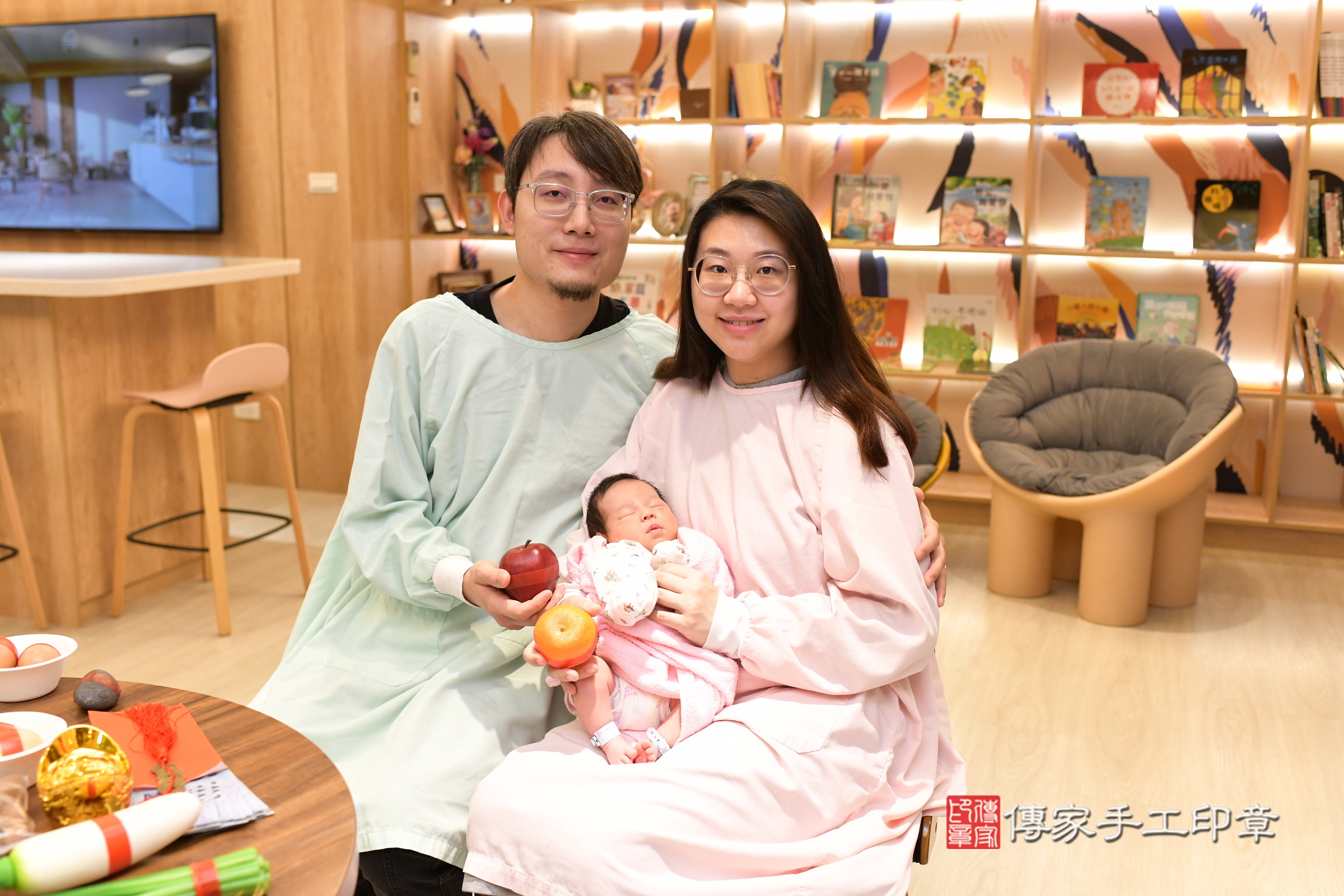 翔翔寶寶(新北市淡水區到府嬰兒翔翔寶寶滿月剃頭理髮、到府嬰兒剃胎毛儀式吉祥話)。到府剃頭剃胎毛主持、專業拍照、證書。★購買「臍帶章、肚臍章、胎毛筆刷印章」贈送：剃頭、收涎、抓周，三選一。2025.4.19，照片9