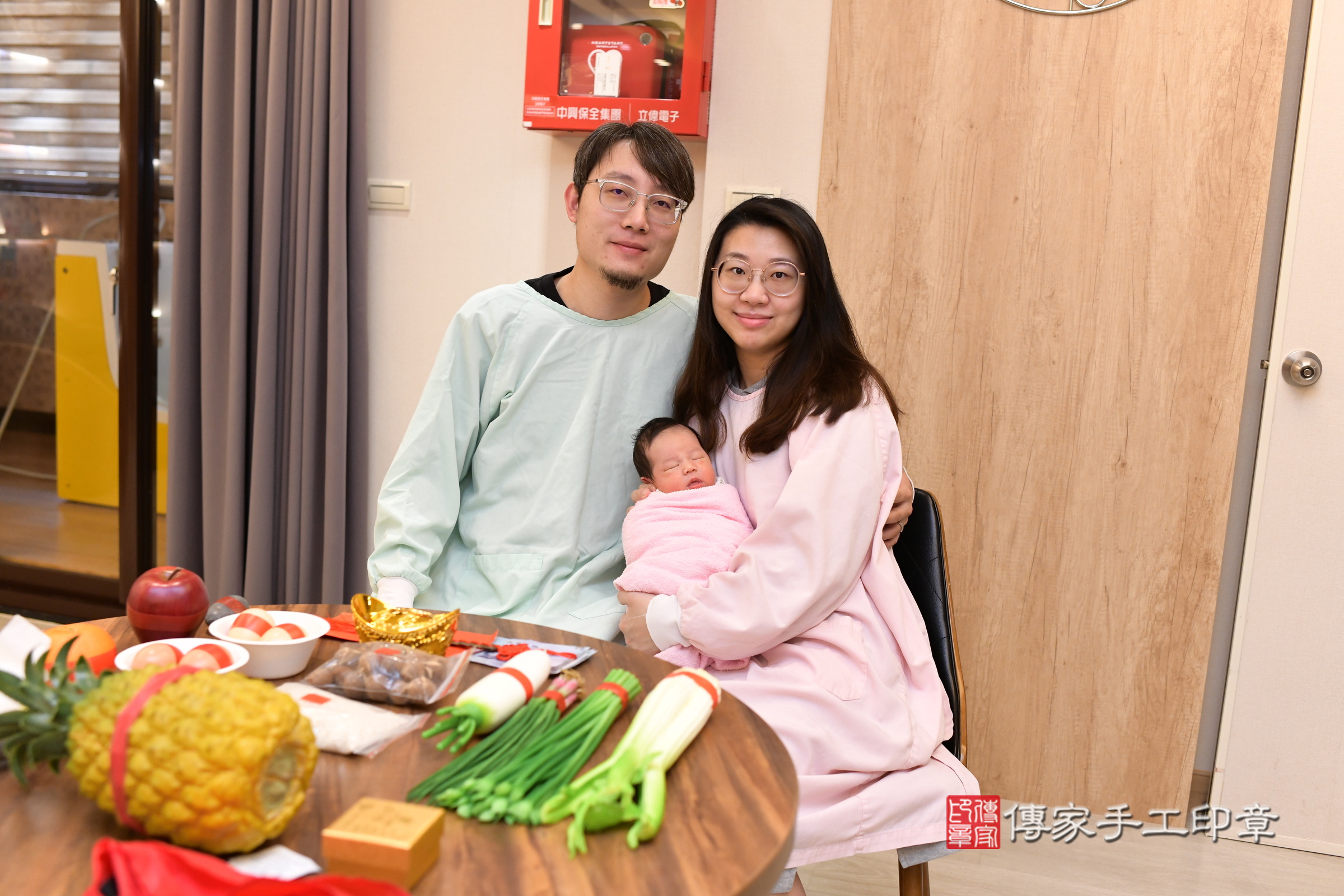翔翔寶寶(新北市淡水區到府嬰兒翔翔寶寶滿月剃頭理髮、到府嬰兒剃胎毛儀式吉祥話)。到府剃頭剃胎毛主持、專業拍照、證書。★購買「臍帶章、肚臍章、胎毛筆刷印章」贈送：剃頭、收涎、抓周，三選一。2025.4.19，照片2