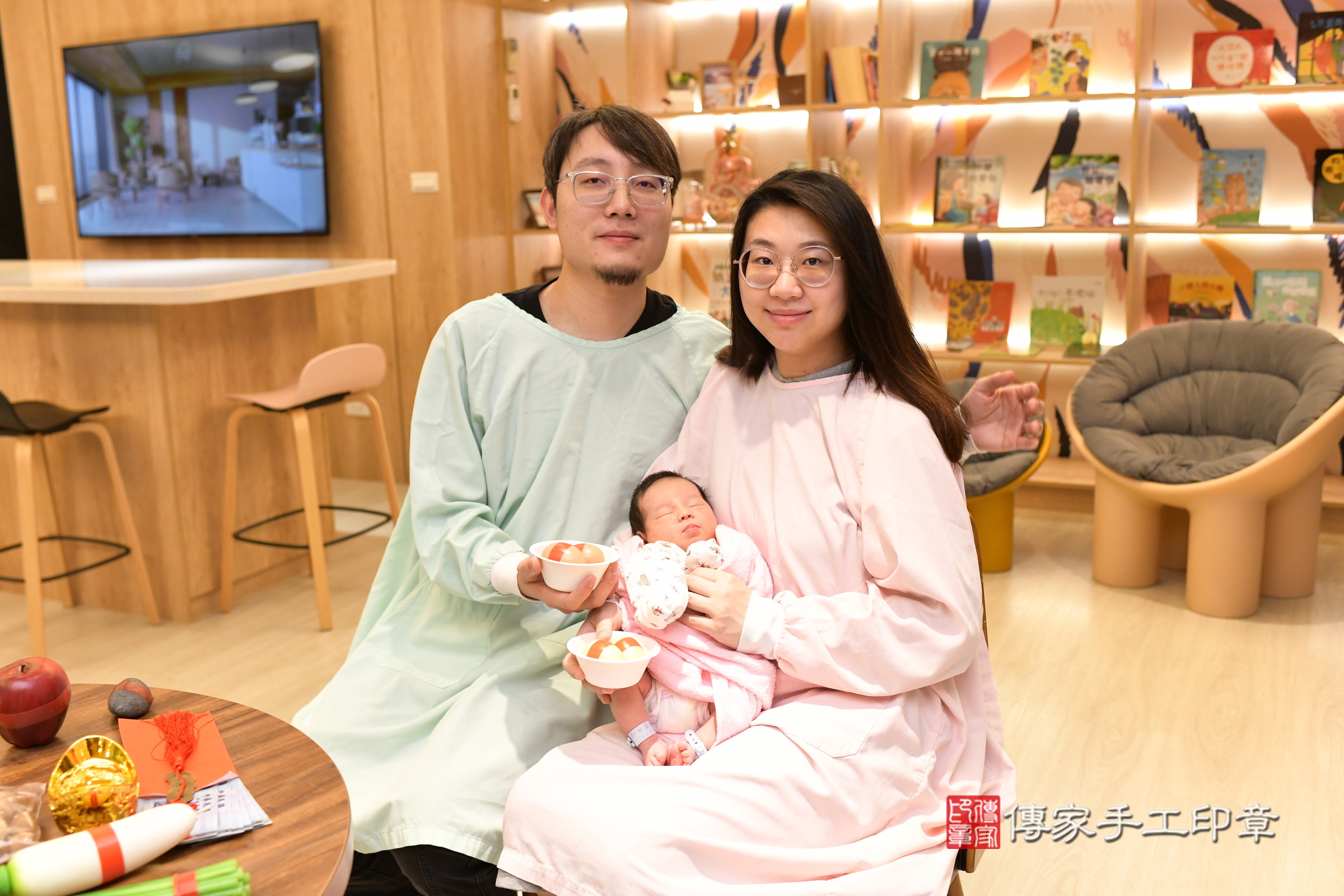翔翔寶寶(新北市淡水區到府嬰兒翔翔寶寶滿月剃頭理髮、到府嬰兒剃胎毛儀式吉祥話)。到府剃頭剃胎毛主持、專業拍照、證書。★購買「臍帶章、肚臍章、胎毛筆刷印章」贈送：剃頭、收涎、抓周，三選一。2025.4.19，照片7