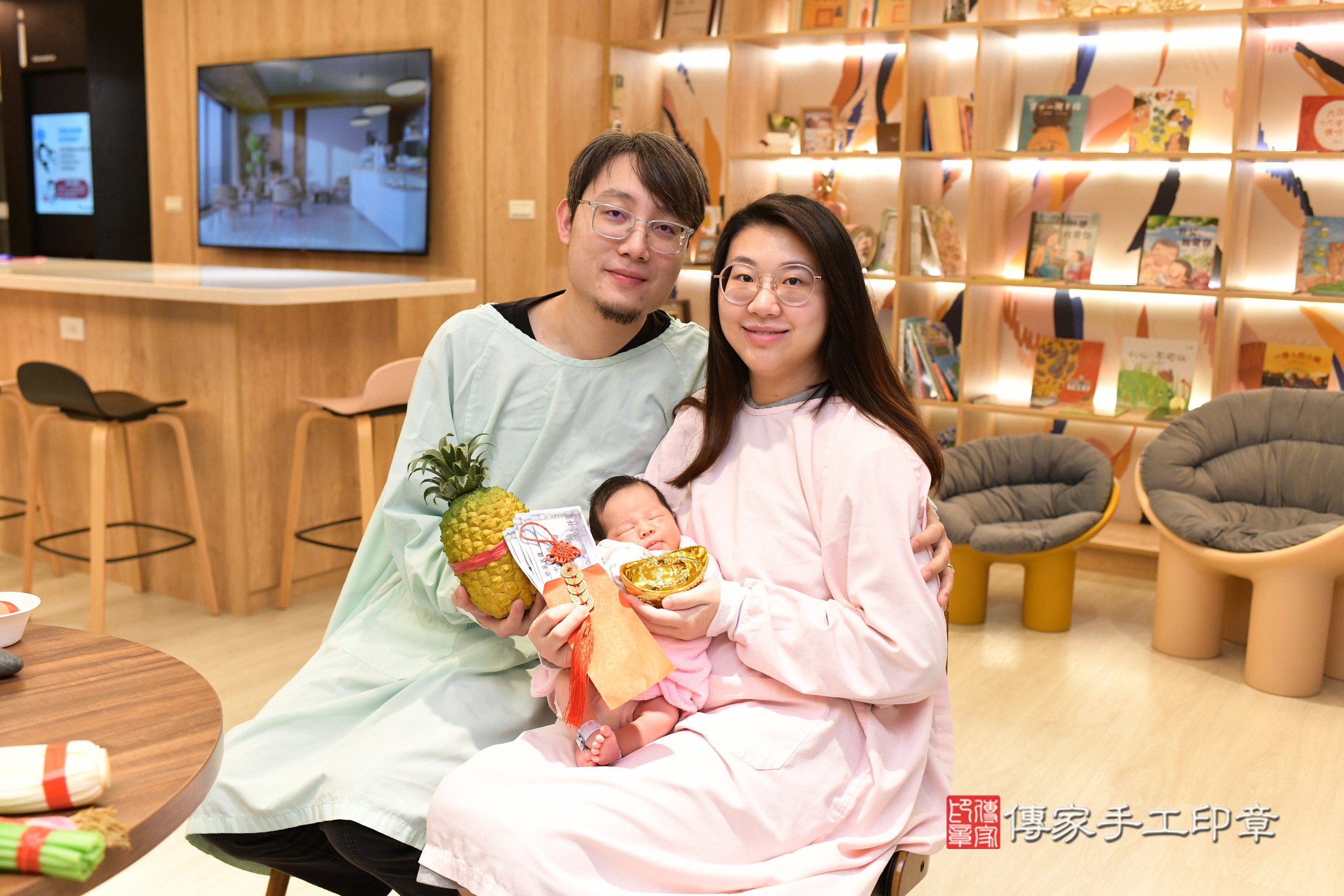 翔翔寶寶(新北市淡水區到府嬰兒翔翔寶寶滿月剃頭理髮、到府嬰兒剃胎毛儀式吉祥話)。到府剃頭剃胎毛主持、專業拍照、證書。★購買「臍帶章、肚臍章、胎毛筆刷印章」贈送：剃頭、收涎、抓周，三選一。2025.4.19，照片17