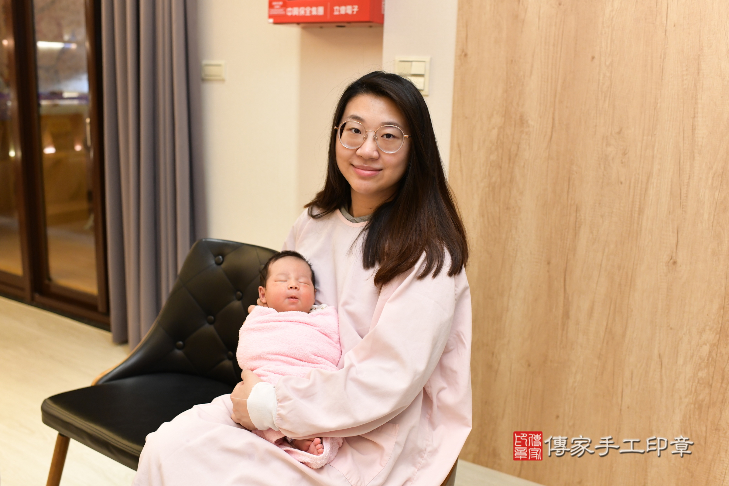 翔翔寶寶(新北市淡水區到府嬰兒翔翔寶寶滿月剃頭理髮、到府嬰兒剃胎毛儀式吉祥話)。到府剃頭剃胎毛主持、專業拍照、證書。★購買「臍帶章、肚臍章、胎毛筆刷印章」贈送：剃頭、收涎、抓周，三選一。2025.4.19，照片5