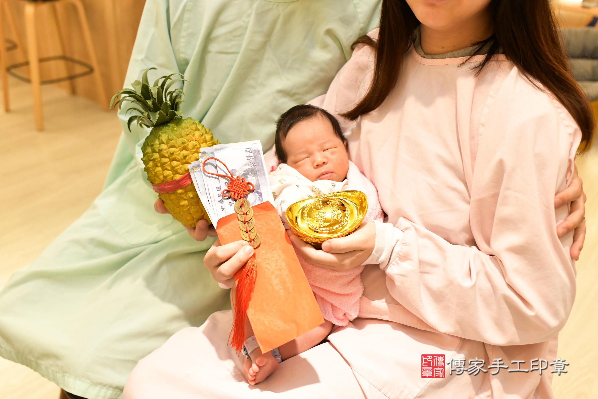 翔翔寶寶(新北市淡水區到府嬰兒翔翔寶寶滿月剃頭理髮、到府嬰兒剃胎毛儀式吉祥話)。到府剃頭剃胎毛主持、專業拍照、證書。★購買「臍帶章、肚臍章、胎毛筆刷印章」贈送：剃頭、收涎、抓周，三選一。2025.4.19，照片18