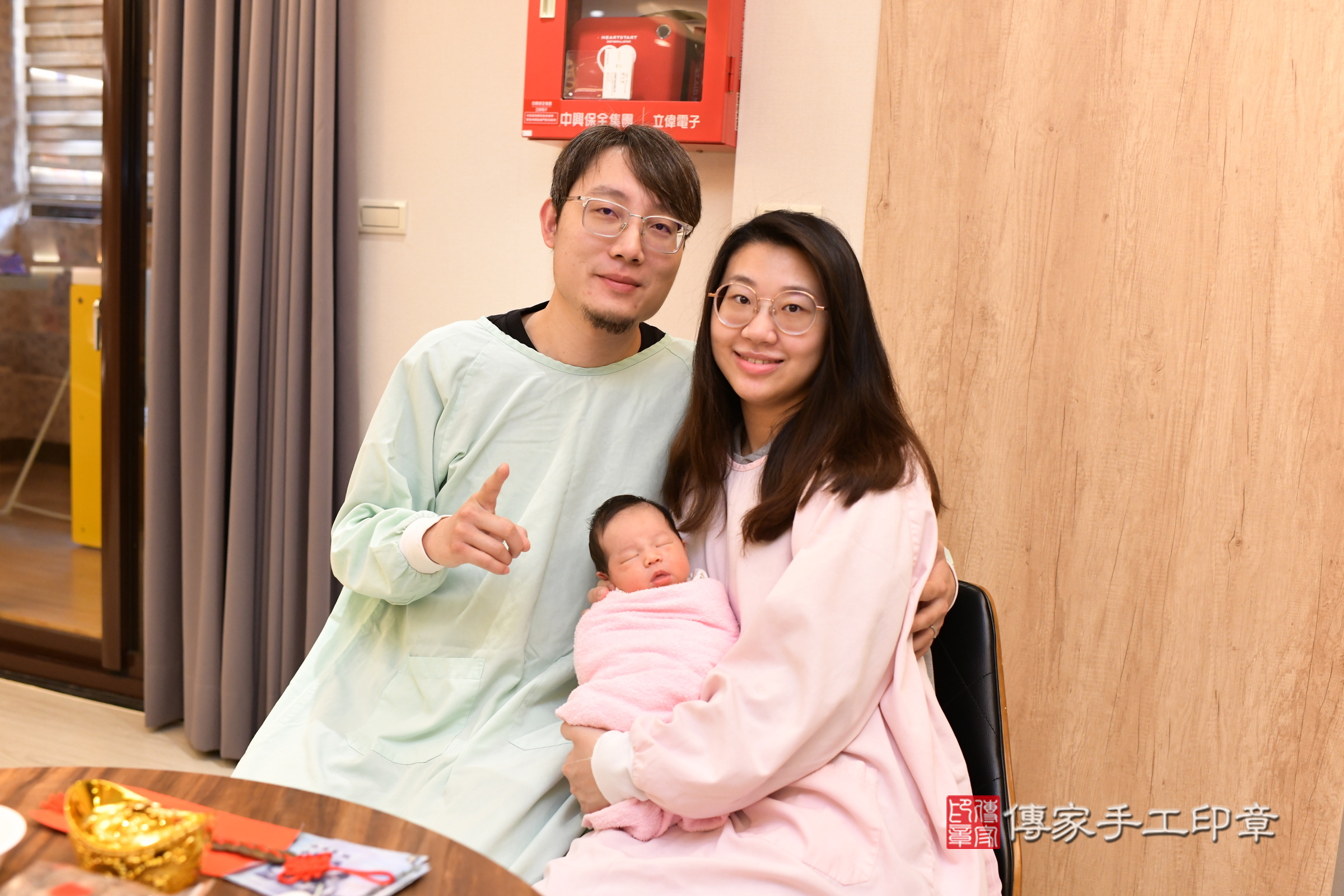 翔翔寶寶(新北市淡水區到府嬰兒翔翔寶寶滿月剃頭理髮、到府嬰兒剃胎毛儀式吉祥話)。到府剃頭剃胎毛主持、專業拍照、證書。★購買「臍帶章、肚臍章、胎毛筆刷印章」贈送：剃頭、收涎、抓周，三選一。2025.4.19，照片1
