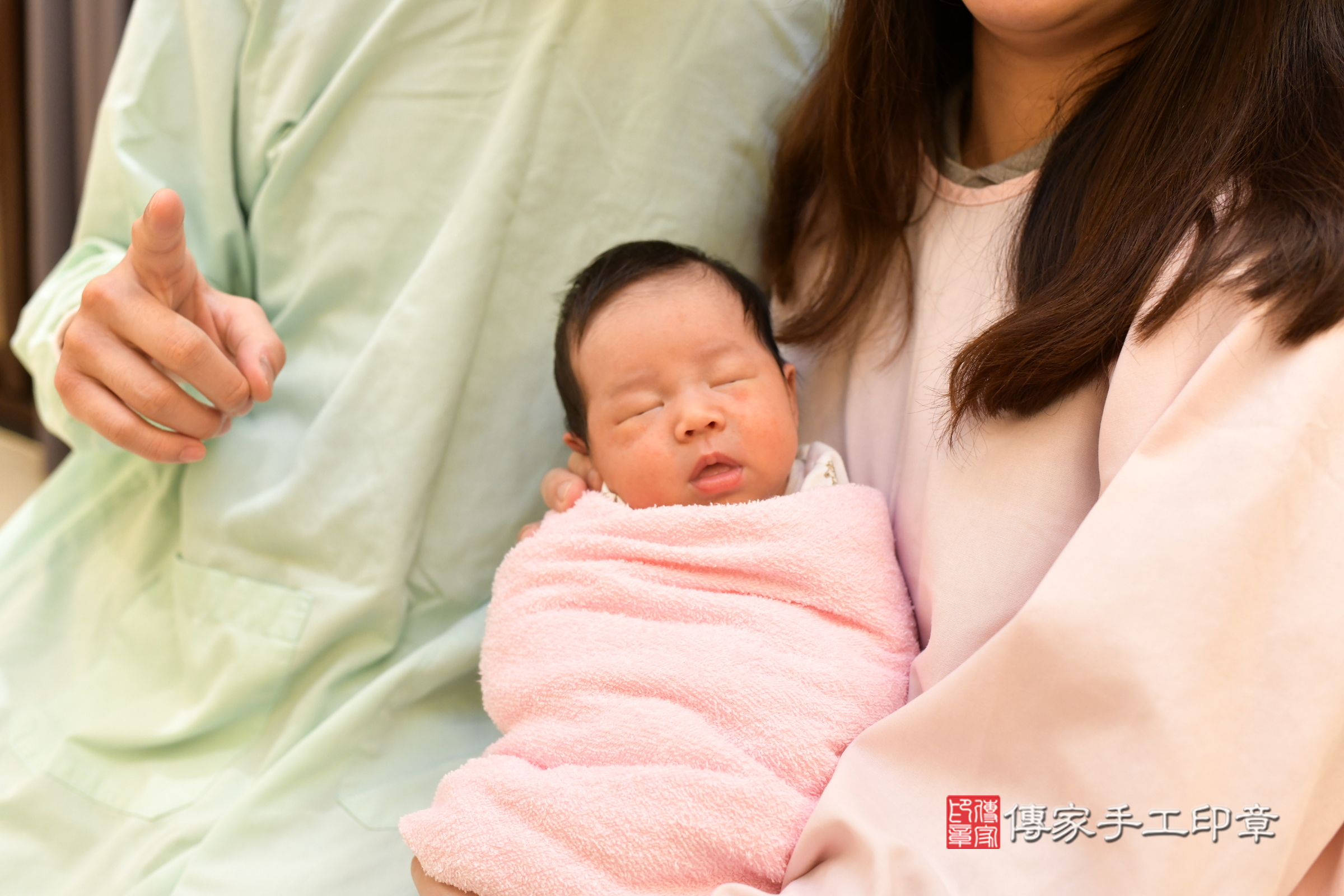 翔翔寶寶(新北市淡水區到府嬰兒翔翔寶寶滿月剃頭理髮、到府嬰兒剃胎毛儀式吉祥話)。到府剃頭剃胎毛主持、專業拍照、證書。★購買「臍帶章、肚臍章、胎毛筆刷印章」贈送：剃頭、收涎、抓周，三選一。2025.4.19，照片3