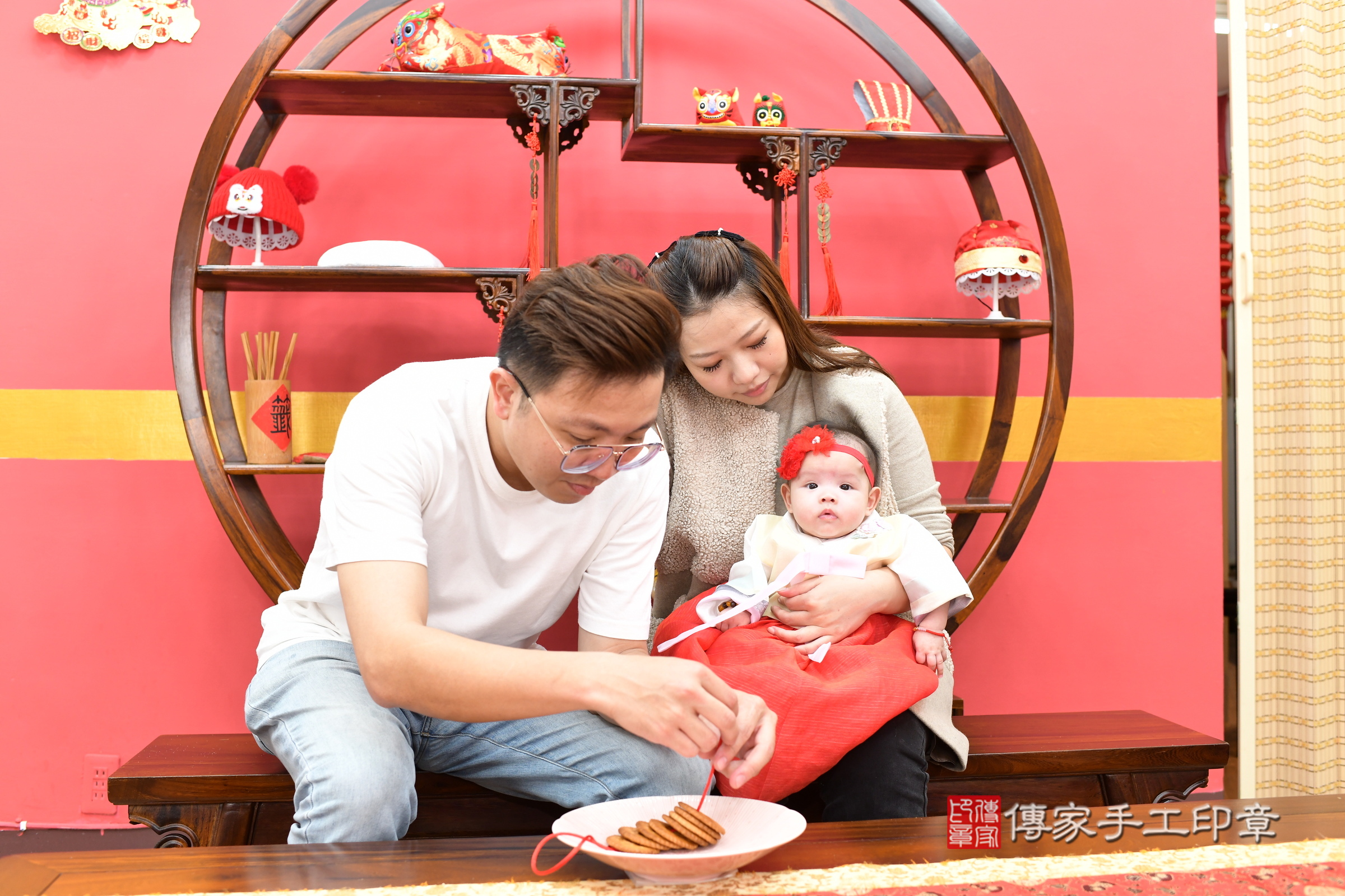 新北市永和區媛媛寶寶收涎推薦：傳家新北店收涎中國風會場，嬰兒古禮收涎收口水流程儀式、收涎吉祥話、收涎餅乾、收涎拍照。收涎證書。2025.4.14，照片13