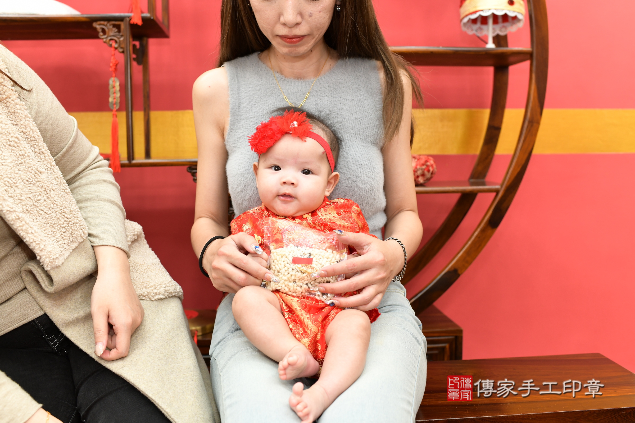 新北市永和區媛媛寶寶收涎推薦：傳家新北店收涎中國風會場，嬰兒古禮收涎收口水流程儀式、收涎吉祥話、收涎餅乾、收涎拍照。收涎證書。2025.4.14，照片9
