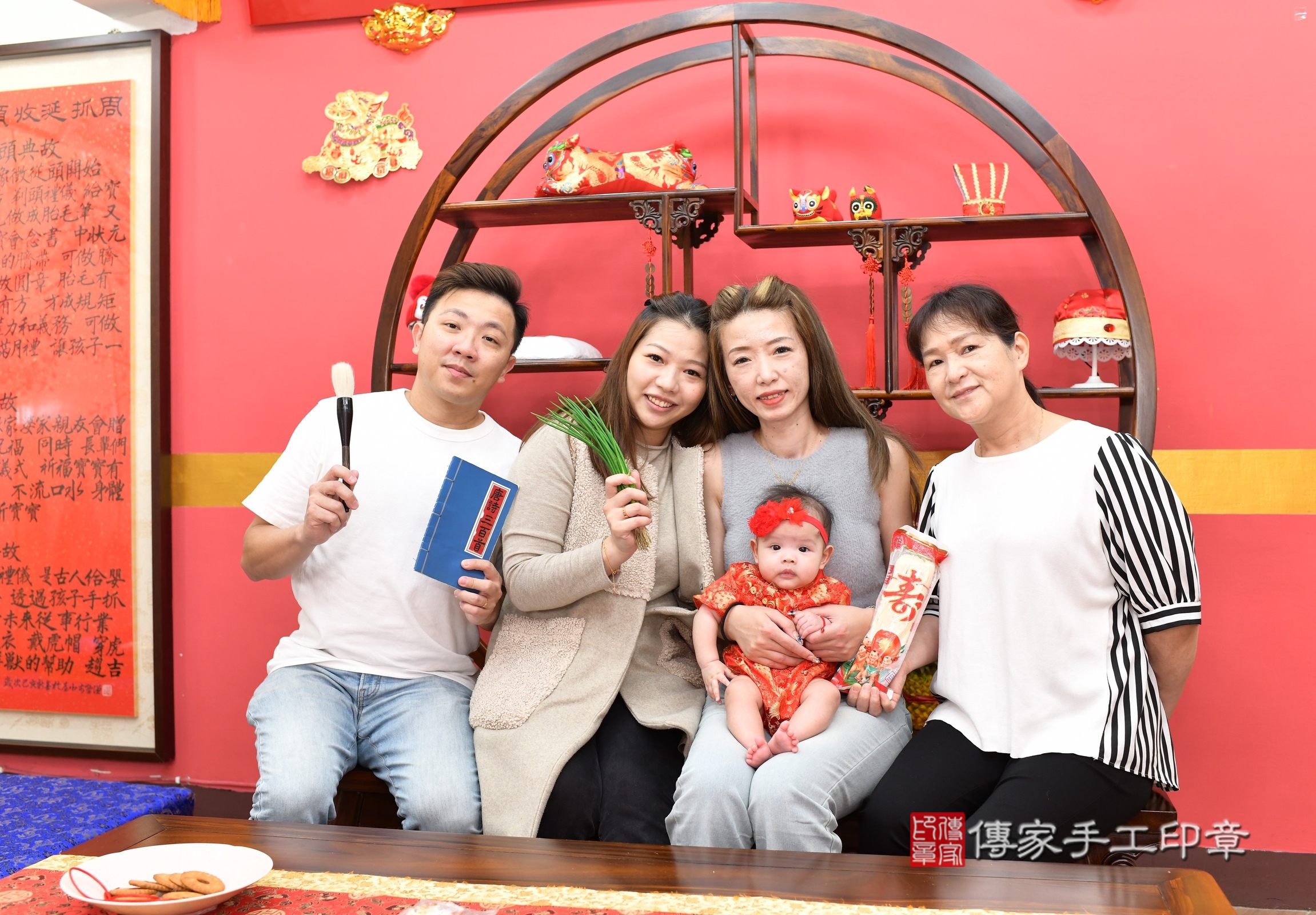 新北市永和區媛媛寶寶收涎推薦：傳家新北店收涎中國風會場，嬰兒古禮收涎收口水流程儀式、收涎吉祥話、收涎餅乾、收涎拍照。收涎證書。2025.4.14，照片10