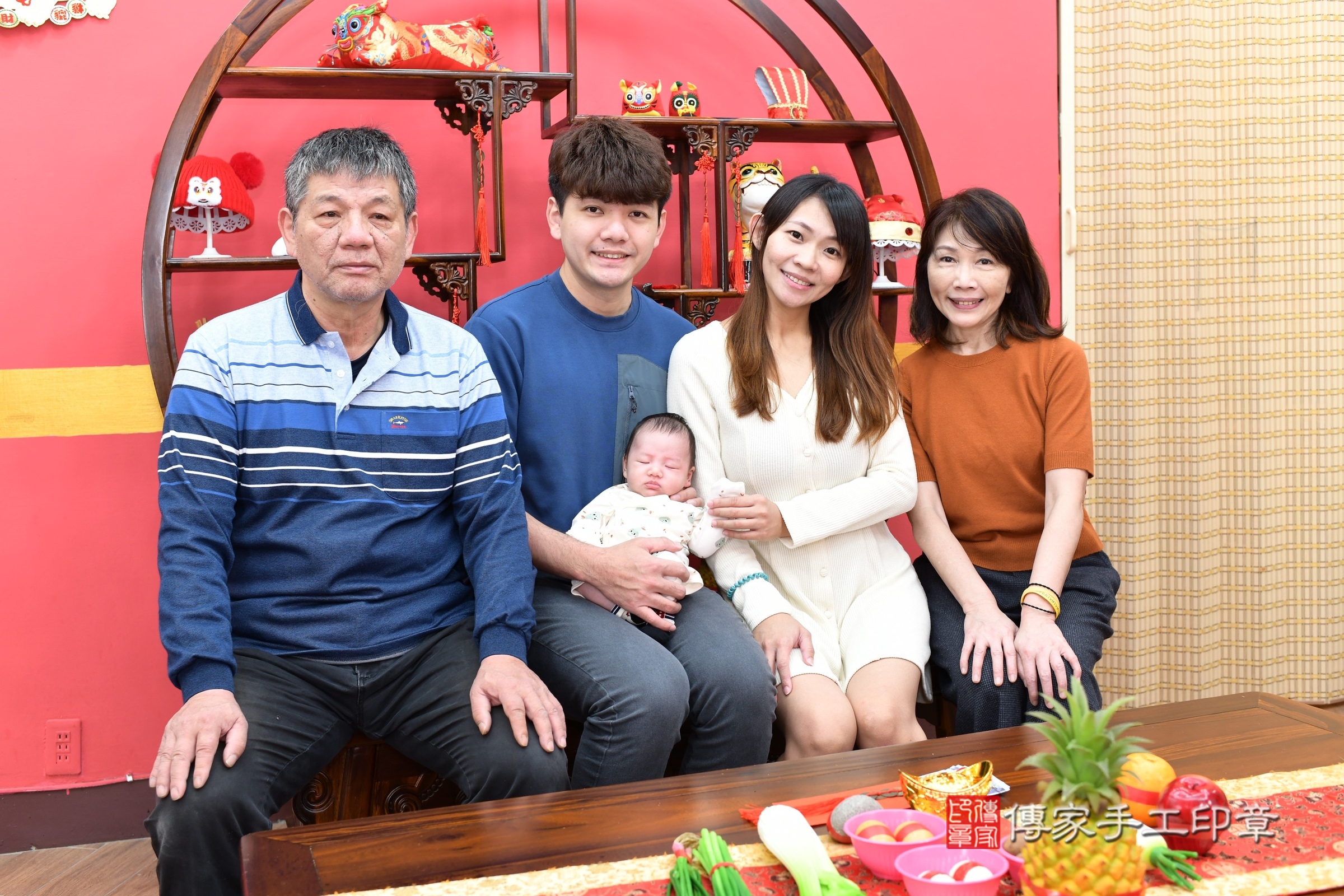 翰翰寶寶(新北市永和區嬰兒寶寶滿月剃頭理髮、嬰兒剃胎毛儀式吉祥話)。中國風會場，爸媽寶貝穿「日中韓」古裝禮服。專業拍照、證書。★購買「臍帶章、肚臍章、胎毛筆刷印章」贈送：剃頭、收涎、抓周，三選一。2025.4.13，照片3