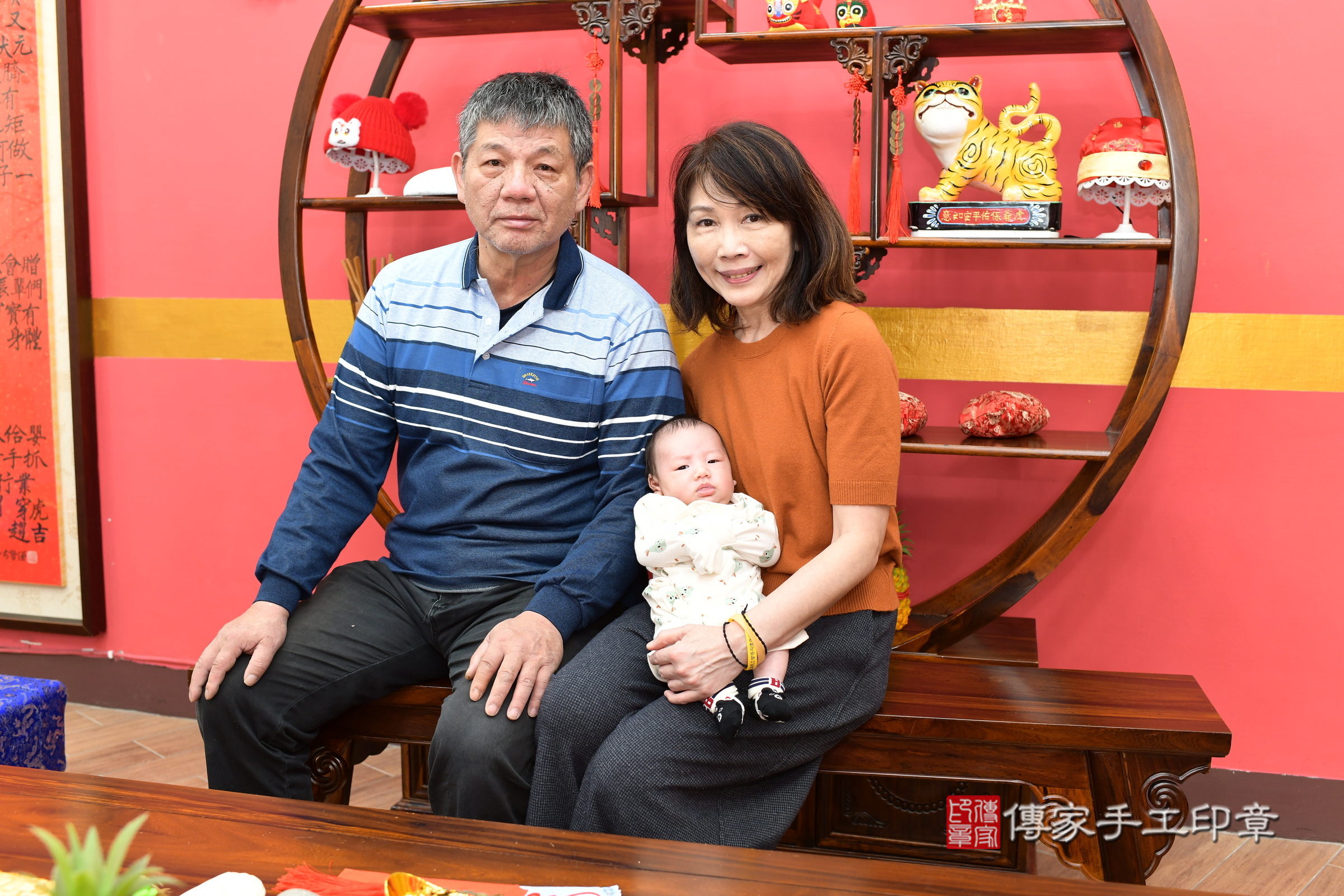 翰翰寶寶(新北市永和區嬰兒寶寶滿月剃頭理髮、嬰兒剃胎毛儀式吉祥話)。中國風會場，爸媽寶貝穿「日中韓」古裝禮服。專業拍照、證書。★購買「臍帶章、肚臍章、胎毛筆刷印章」贈送：剃頭、收涎、抓周，三選一。2025.4.13，照片4