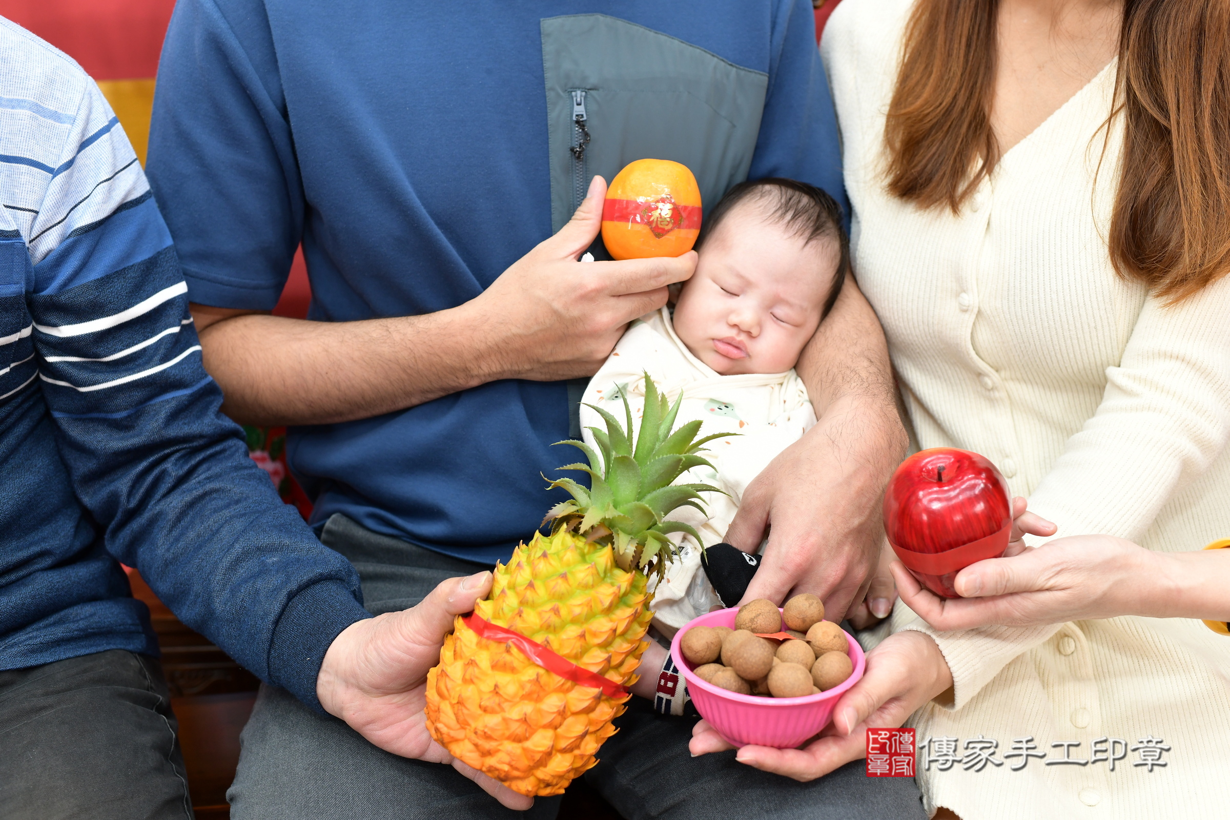 翰翰寶寶(新北市永和區嬰兒寶寶滿月剃頭理髮、嬰兒剃胎毛儀式吉祥話)。中國風會場，爸媽寶貝穿「日中韓」古裝禮服。專業拍照、證書。★購買「臍帶章、肚臍章、胎毛筆刷印章」贈送：剃頭、收涎、抓周，三選一。2025.4.13，照片9