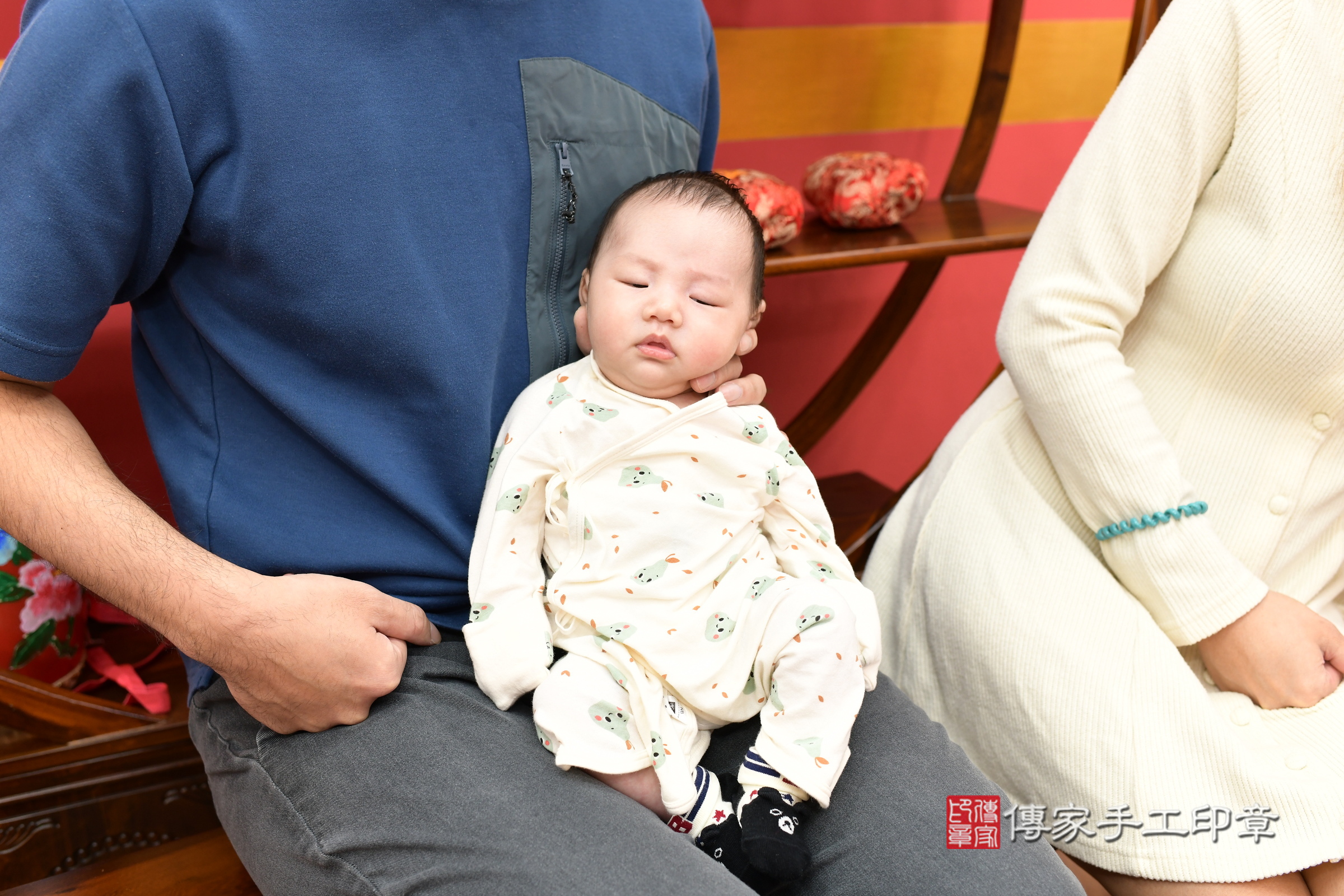 翰翰寶寶(新北市永和區嬰兒寶寶滿月剃頭理髮、嬰兒剃胎毛儀式吉祥話)。中國風會場，爸媽寶貝穿「日中韓」古裝禮服。專業拍照、證書。★購買「臍帶章、肚臍章、胎毛筆刷印章」贈送：剃頭、收涎、抓周，三選一。2025.4.13，照片1
