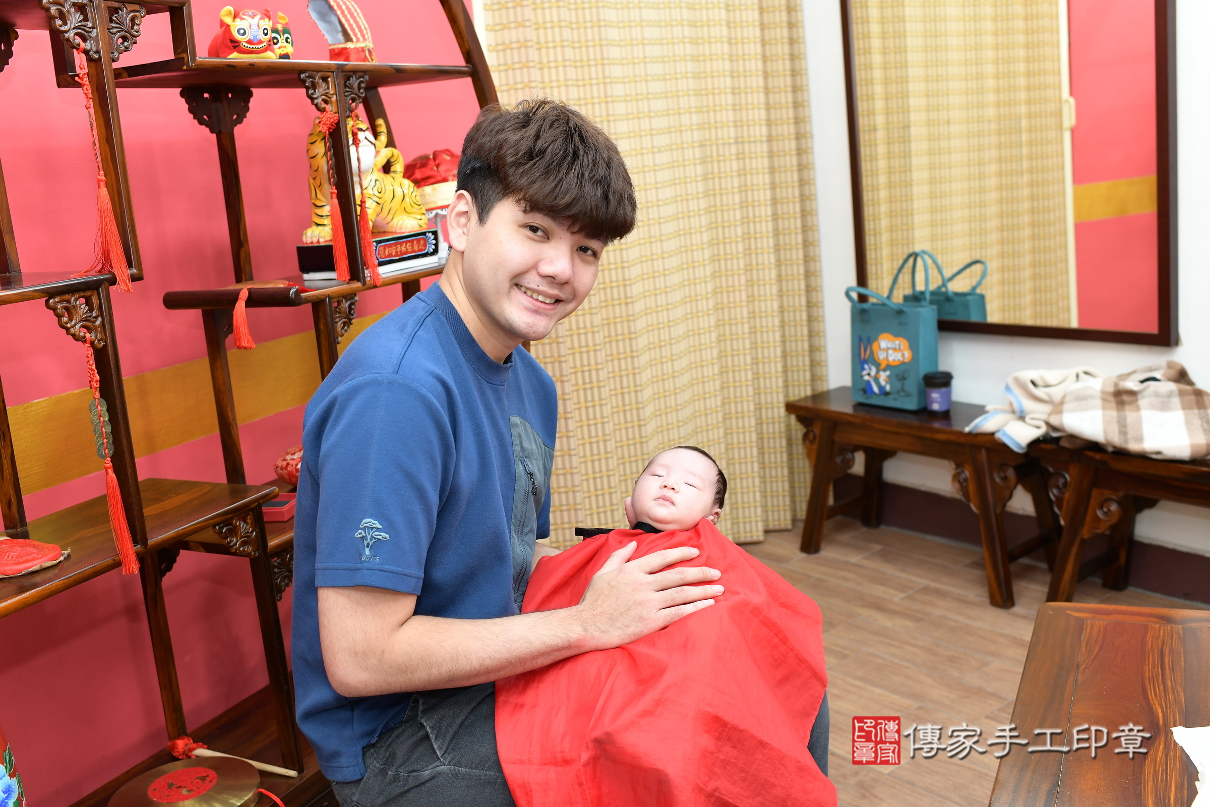 翰翰寶寶(新北市永和區嬰兒寶寶滿月剃頭理髮、嬰兒剃胎毛儀式吉祥話)。中國風會場，爸媽寶貝穿「日中韓」古裝禮服。專業拍照、證書。★購買「臍帶章、肚臍章、胎毛筆刷印章」贈送：剃頭、收涎、抓周，三選一。2025.4.13，照片14