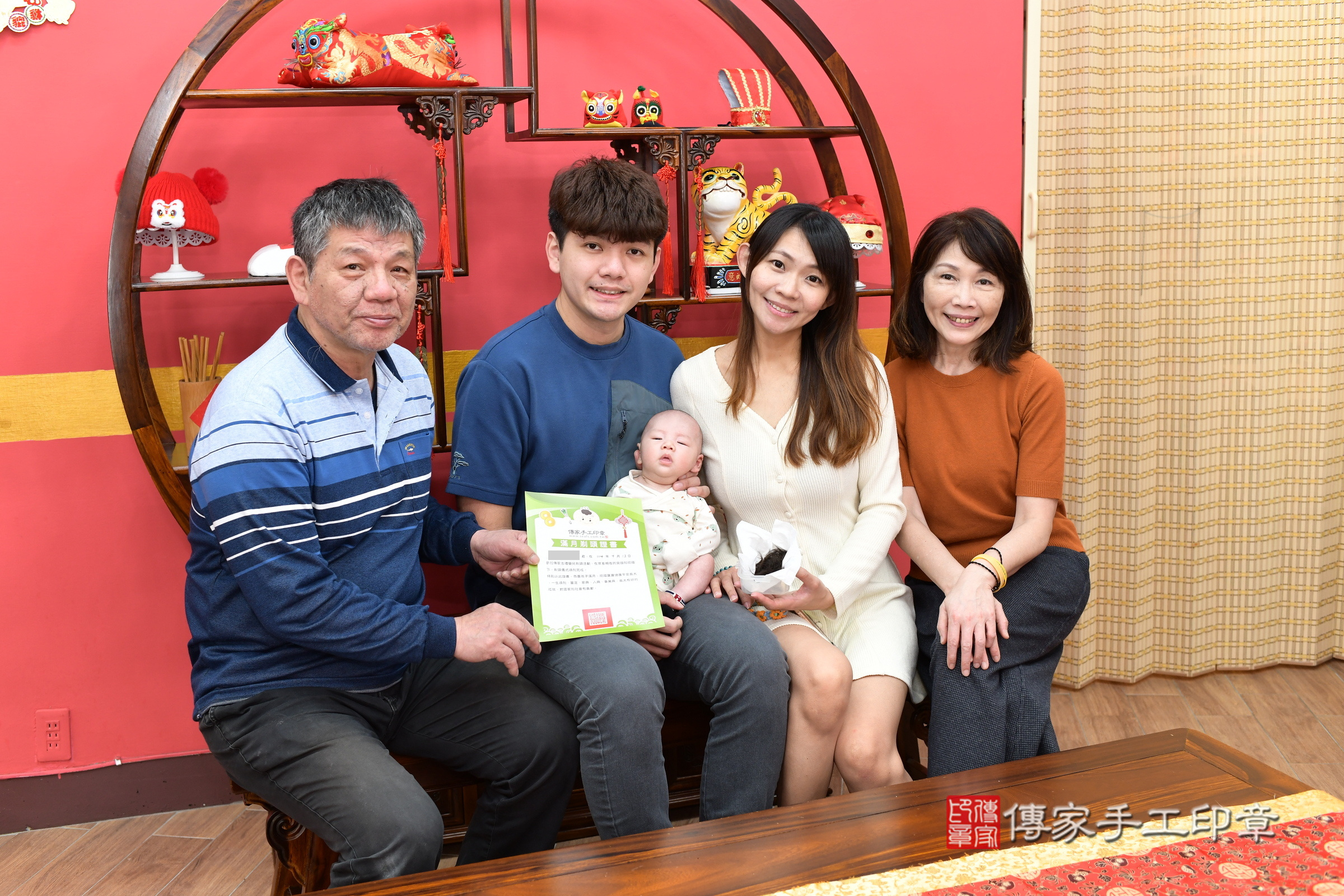 翰翰寶寶(新北市永和區嬰兒寶寶滿月剃頭理髮、嬰兒剃胎毛儀式吉祥話)。中國風會場，爸媽寶貝穿「日中韓」古裝禮服。專業拍照、證書。★購買「臍帶章、肚臍章、胎毛筆刷印章」贈送：剃頭、收涎、抓周，三選一。2025.4.13，照片17