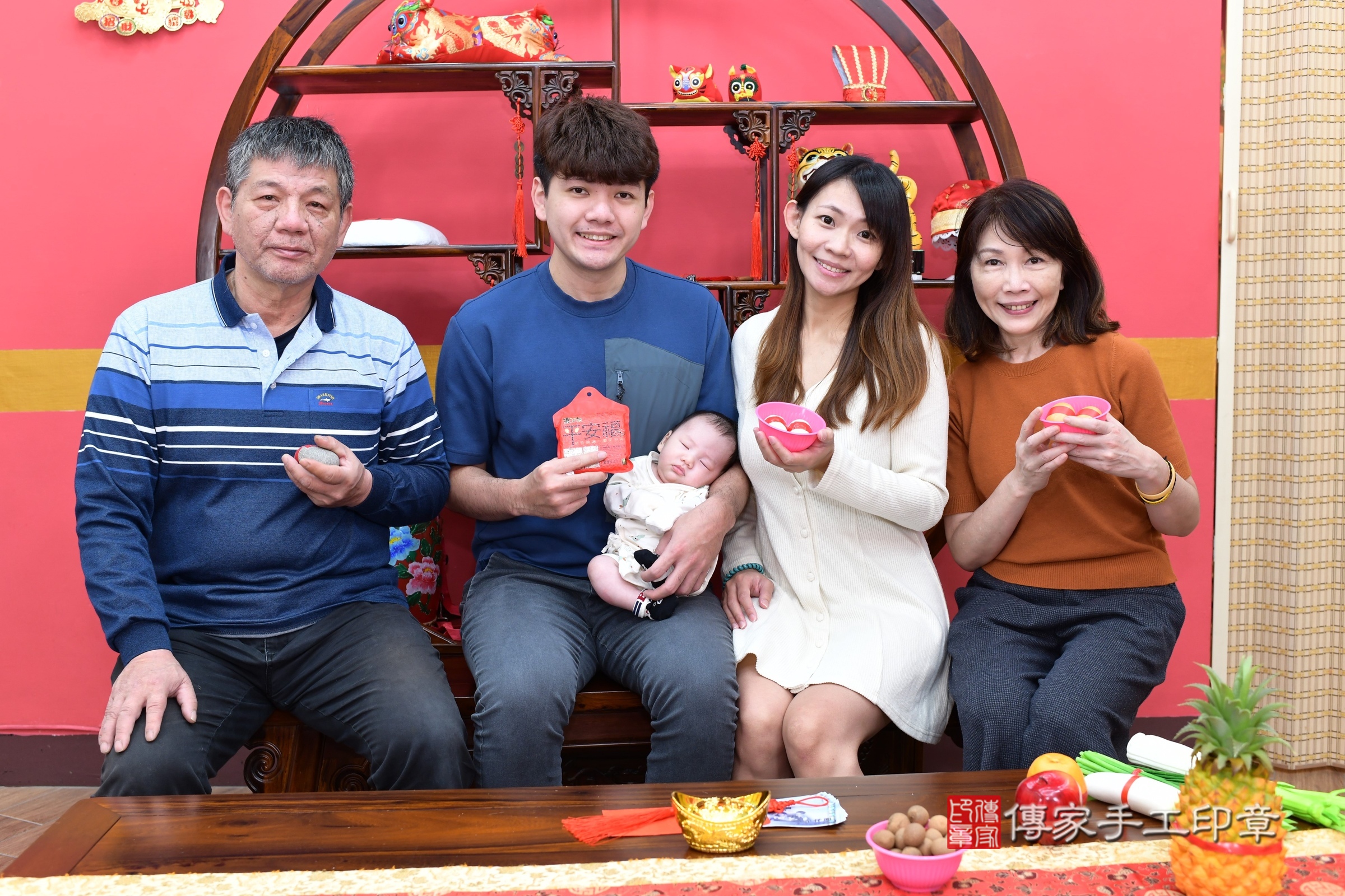 翰翰寶寶(新北市永和區嬰兒寶寶滿月剃頭理髮、嬰兒剃胎毛儀式吉祥話)。中國風會場，爸媽寶貝穿「日中韓」古裝禮服。專業拍照、證書。★購買「臍帶章、肚臍章、胎毛筆刷印章」贈送：剃頭、收涎、抓周，三選一。2025.4.13，照片6