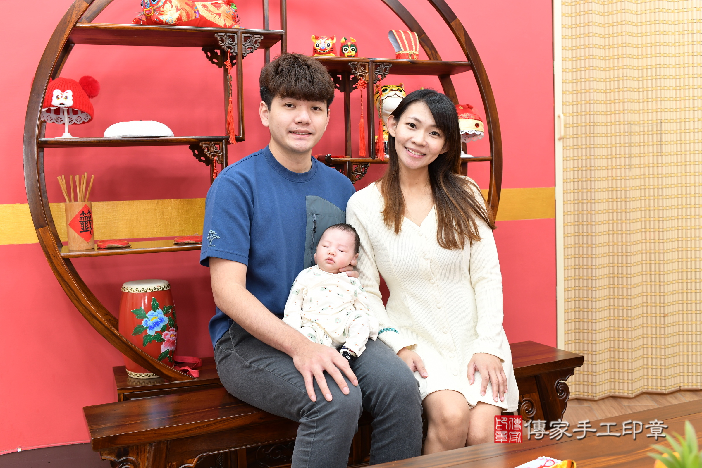 翰翰寶寶(新北市永和區嬰兒寶寶滿月剃頭理髮、嬰兒剃胎毛儀式吉祥話)。中國風會場，爸媽寶貝穿「日中韓」古裝禮服。專業拍照、證書。★購買「臍帶章、肚臍章、胎毛筆刷印章」贈送：剃頭、收涎、抓周，三選一。2025.4.13，照片2