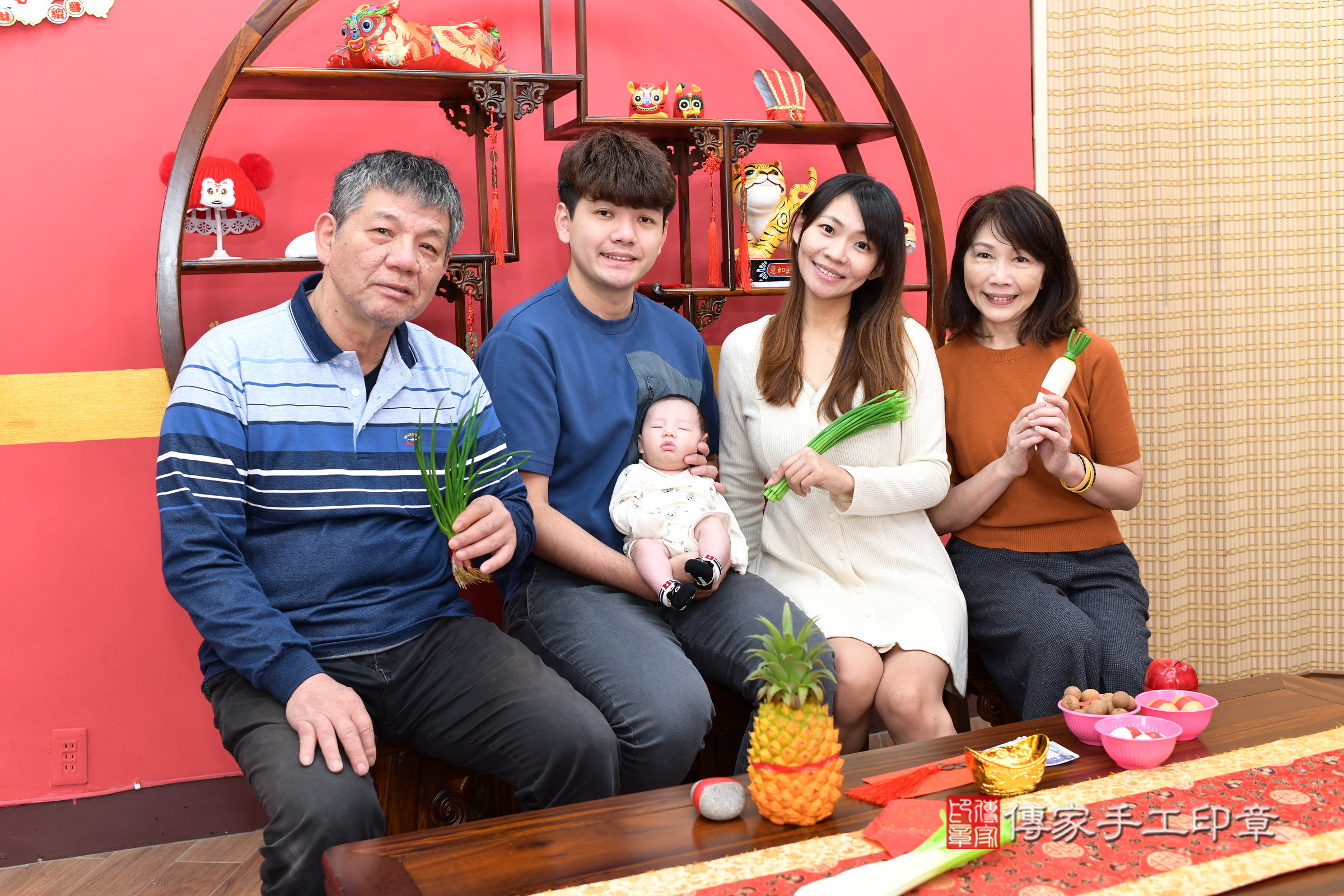 翰翰寶寶(新北市永和區嬰兒寶寶滿月剃頭理髮、嬰兒剃胎毛儀式吉祥話)。中國風會場，爸媽寶貝穿「日中韓」古裝禮服。專業拍照、證書。★購買「臍帶章、肚臍章、胎毛筆刷印章」贈送：剃頭、收涎、抓周，三選一。2025.4.13，照片10