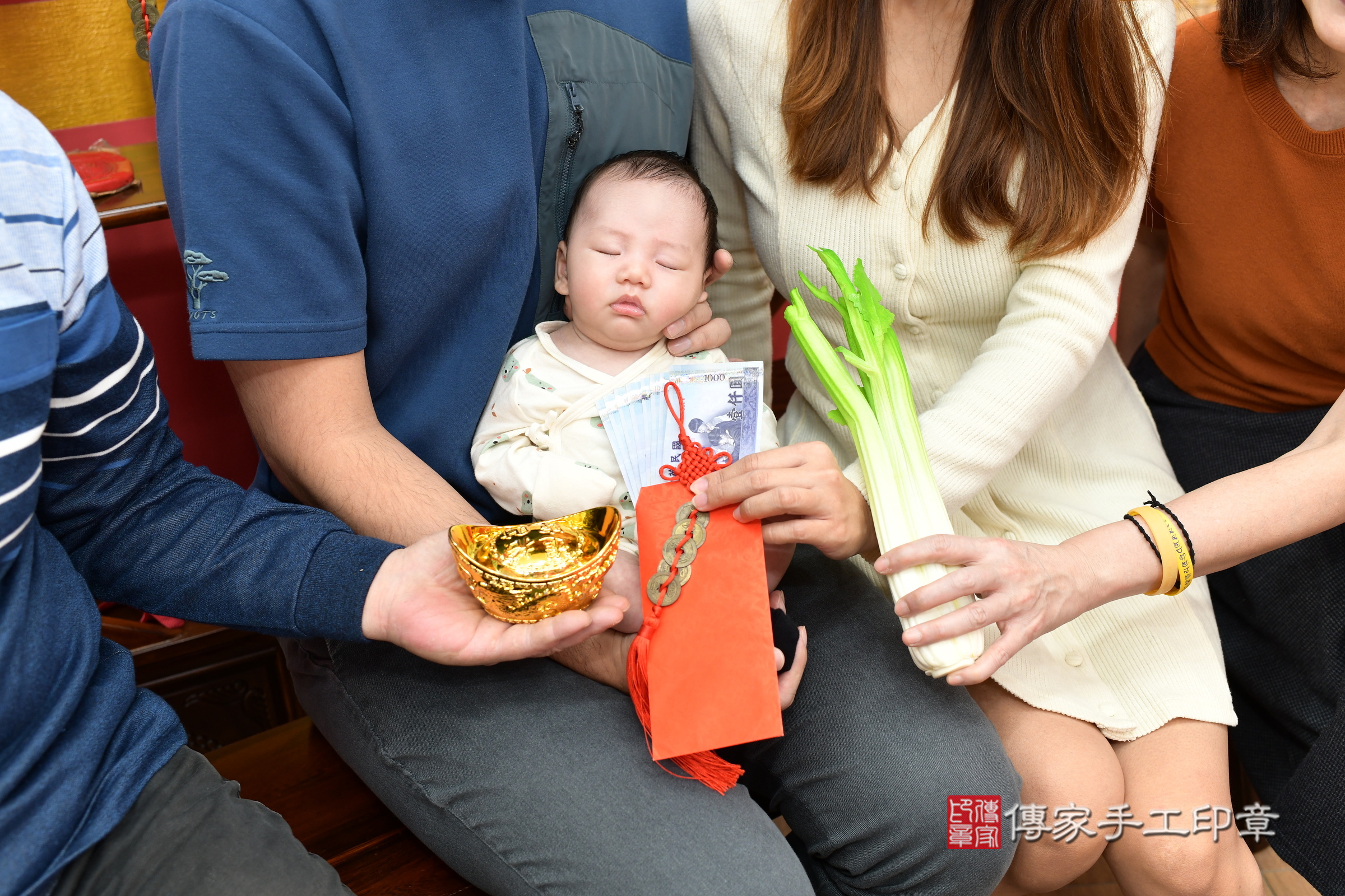 翰翰寶寶(新北市永和區嬰兒寶寶滿月剃頭理髮、嬰兒剃胎毛儀式吉祥話)。中國風會場，爸媽寶貝穿「日中韓」古裝禮服。專業拍照、證書。★購買「臍帶章、肚臍章、胎毛筆刷印章」贈送：剃頭、收涎、抓周，三選一。2025.4.13，照片13
