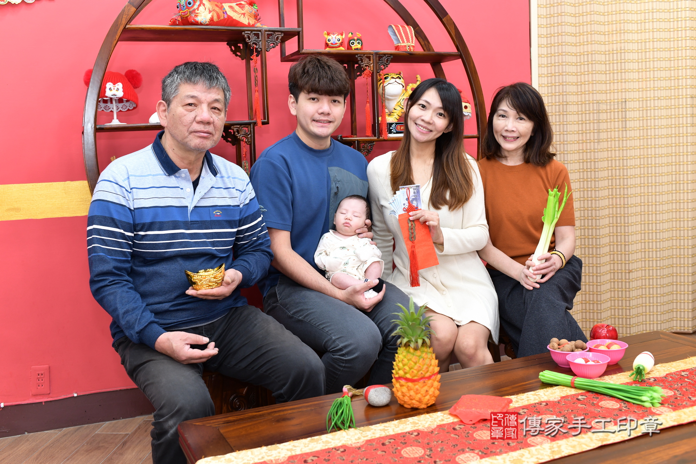 翰翰寶寶(新北市永和區嬰兒寶寶滿月剃頭理髮、嬰兒剃胎毛儀式吉祥話)。中國風會場，爸媽寶貝穿「日中韓」古裝禮服。專業拍照、證書。★購買「臍帶章、肚臍章、胎毛筆刷印章」贈送：剃頭、收涎、抓周，三選一。2025.4.13，照片12