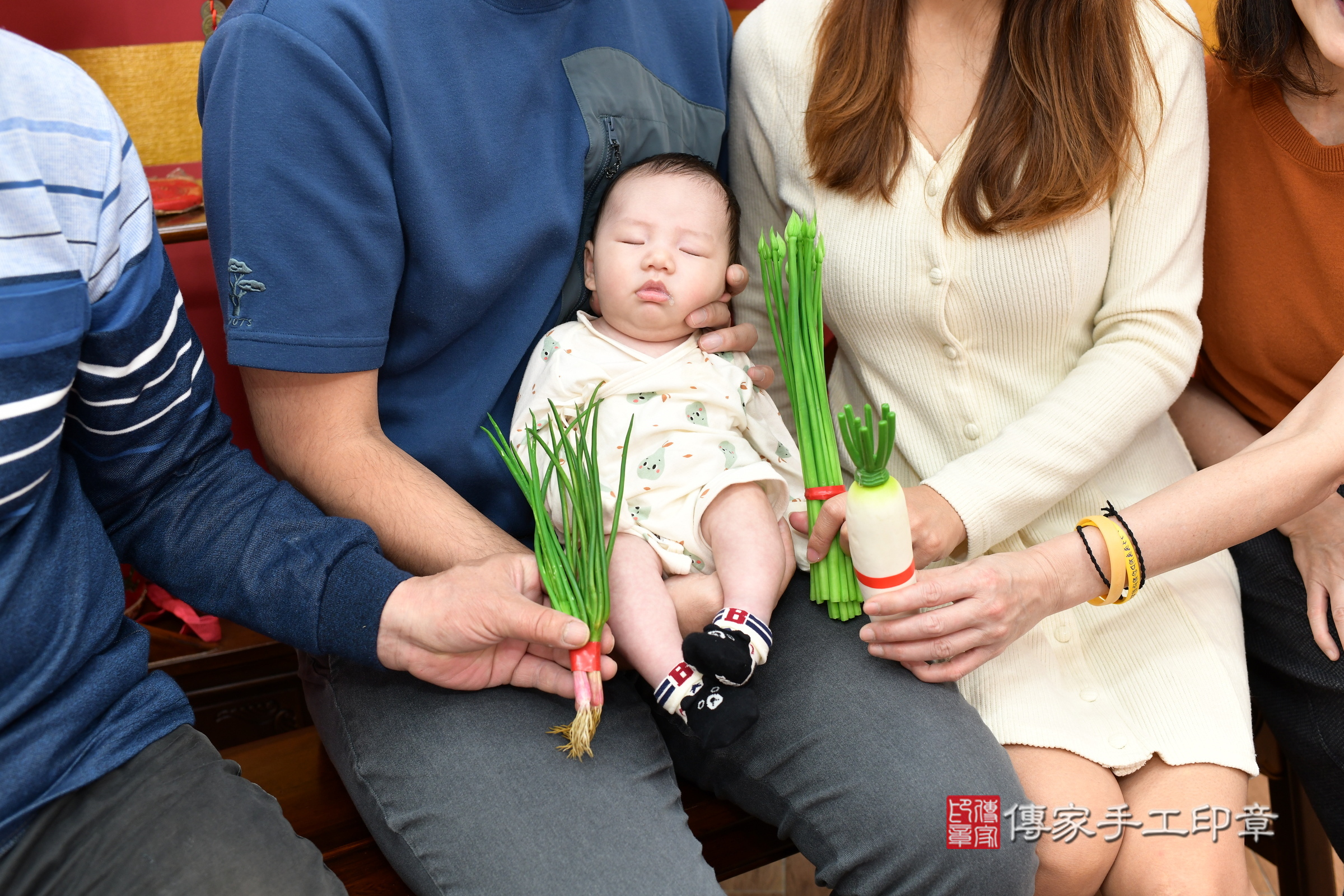 翰翰寶寶(新北市永和區嬰兒寶寶滿月剃頭理髮、嬰兒剃胎毛儀式吉祥話)。中國風會場，爸媽寶貝穿「日中韓」古裝禮服。專業拍照、證書。★購買「臍帶章、肚臍章、胎毛筆刷印章」贈送：剃頭、收涎、抓周，三選一。2025.4.13，照片11