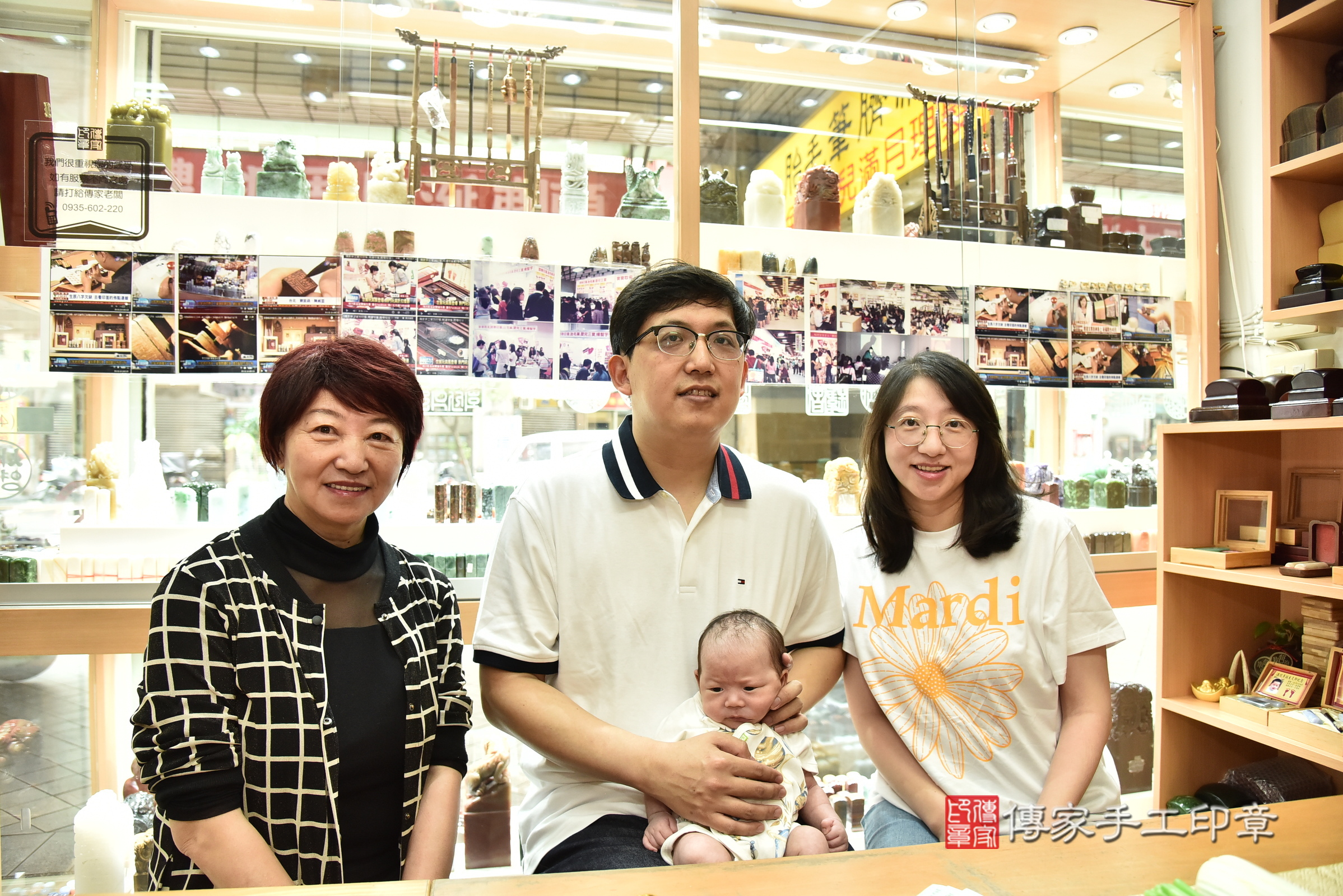 璿璿寶寶(新北市永和區嬰兒寶寶滿月剃頭理髮、嬰兒剃胎毛儀式吉祥話)。中國風會場，爸媽寶貝穿「日中韓」古裝禮服。專業拍照、證書。★購買「臍帶章、肚臍章、胎毛筆刷印章」贈送：剃頭、收涎、抓周，三選一。2025.4.18，照片2