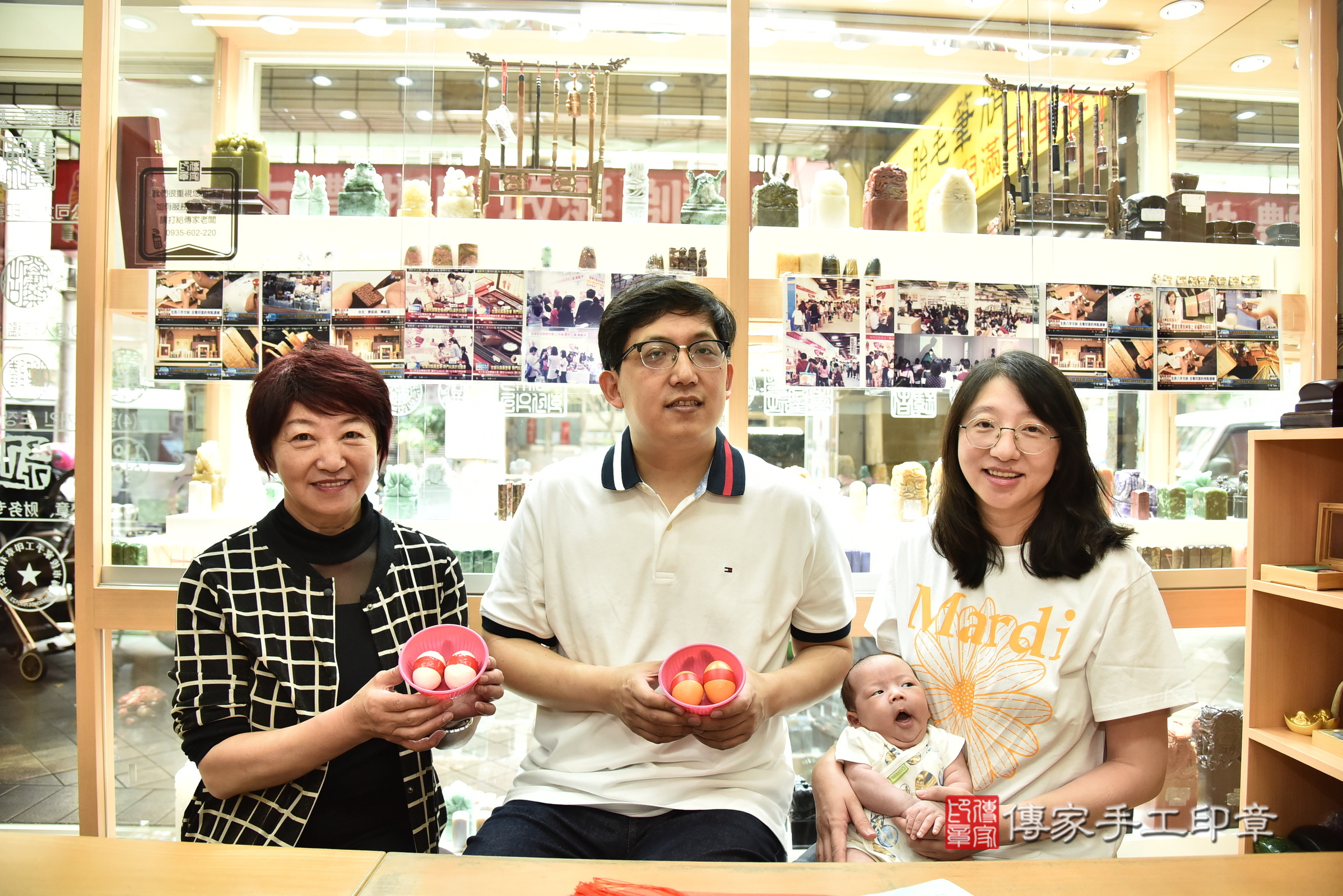 璿璿寶寶(新北市永和區嬰兒寶寶滿月剃頭理髮、嬰兒剃胎毛儀式吉祥話)。中國風會場，爸媽寶貝穿「日中韓」古裝禮服。專業拍照、證書。★購買「臍帶章、肚臍章、胎毛筆刷印章」贈送：剃頭、收涎、抓周，三選一。2025.4.18，照片4