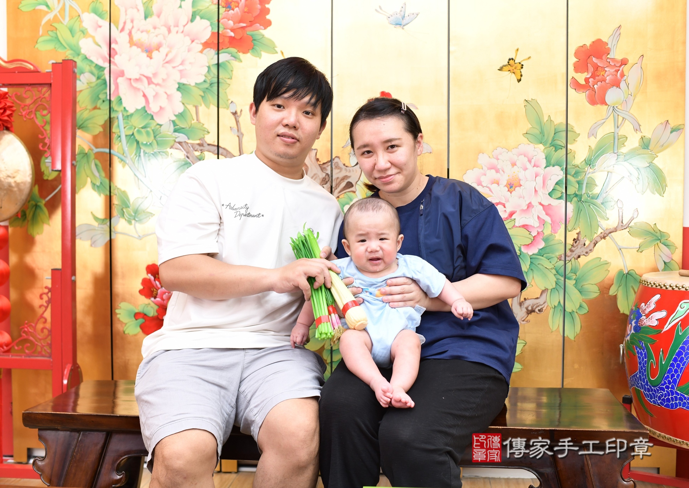 硯硯寶寶(台北市大同區嬰兒寶寶滿月剃頭理髮、嬰兒剃胎毛儀式吉祥話)。中國風會場，爸媽寶貝穿「日中韓」古裝禮服。專業拍照、證書。★購買「臍帶章、肚臍章、胎毛筆刷印章」贈送：剃頭、收涎、抓周，三選一。2025.4.21，照片9