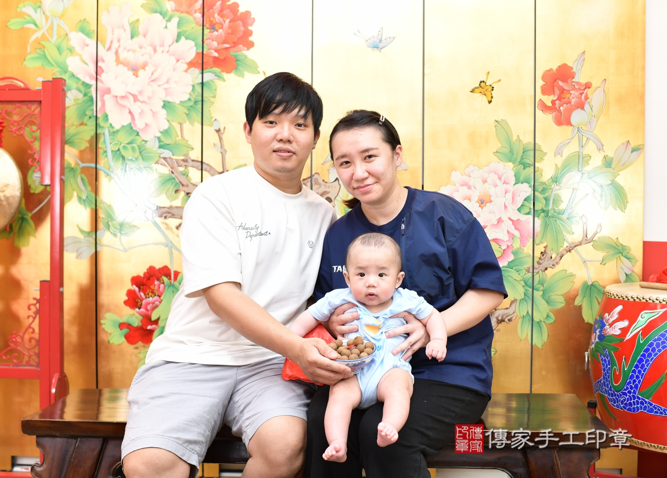 硯硯寶寶(台北市大同區嬰兒寶寶滿月剃頭理髮、嬰兒剃胎毛儀式吉祥話)。中國風會場，爸媽寶貝穿「日中韓」古裝禮服。專業拍照、證書。★購買「臍帶章、肚臍章、胎毛筆刷印章」贈送：剃頭、收涎、抓周，三選一。2025.4.21，照片4