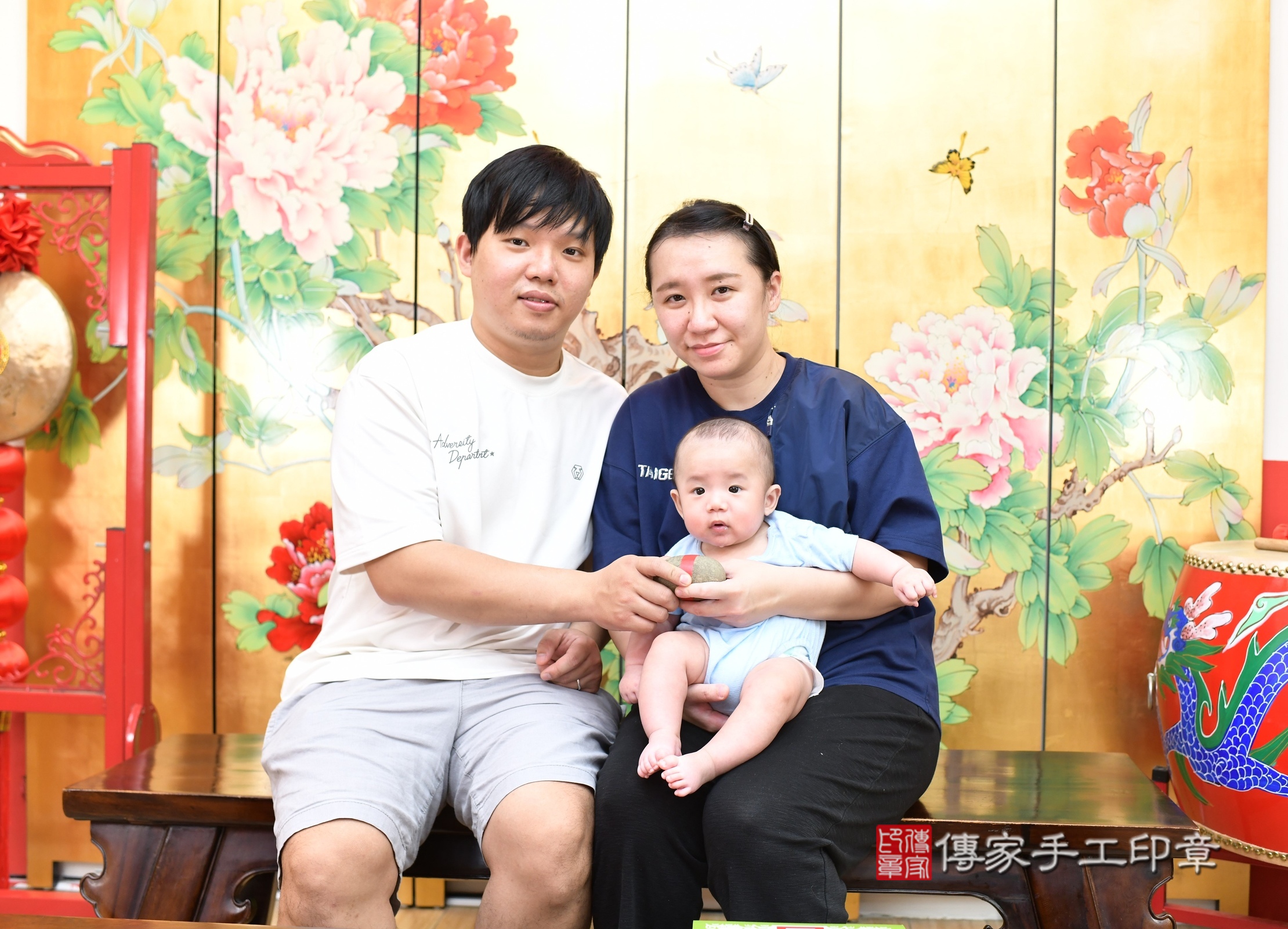 硯硯寶寶(台北市大同區嬰兒寶寶滿月剃頭理髮、嬰兒剃胎毛儀式吉祥話)。中國風會場，爸媽寶貝穿「日中韓」古裝禮服。專業拍照、證書。★購買「臍帶章、肚臍章、胎毛筆刷印章」贈送：剃頭、收涎、抓周，三選一。2025.4.21，照片5