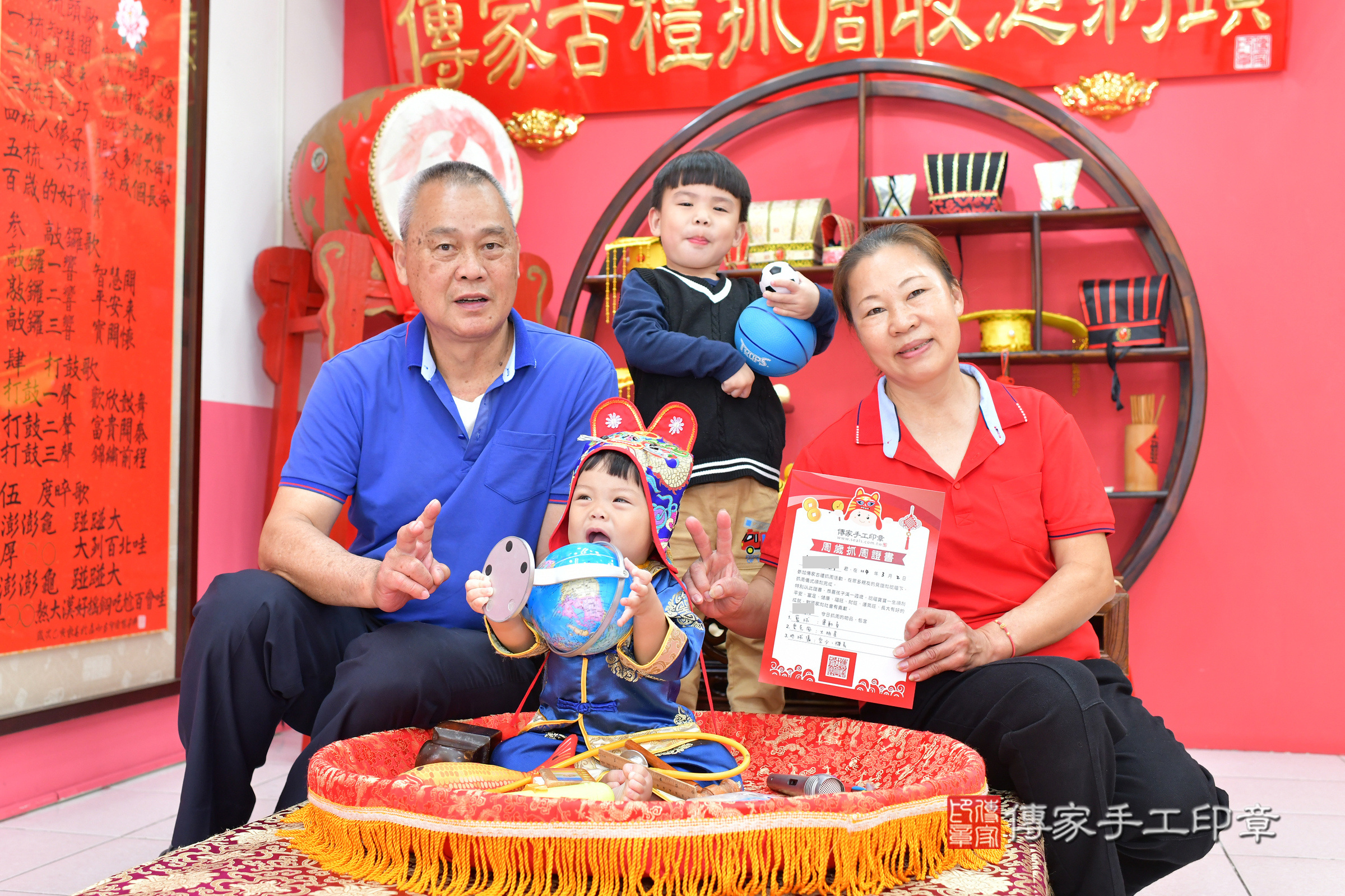 台中市北區紳紳寶寶抓周推薦：傳家台中店抓周度脺中國風會場，嬰兒古禮抓周流程儀式吉祥話、抓周道具物品24種、拍照。抓周證書。2025.3.2，照片17