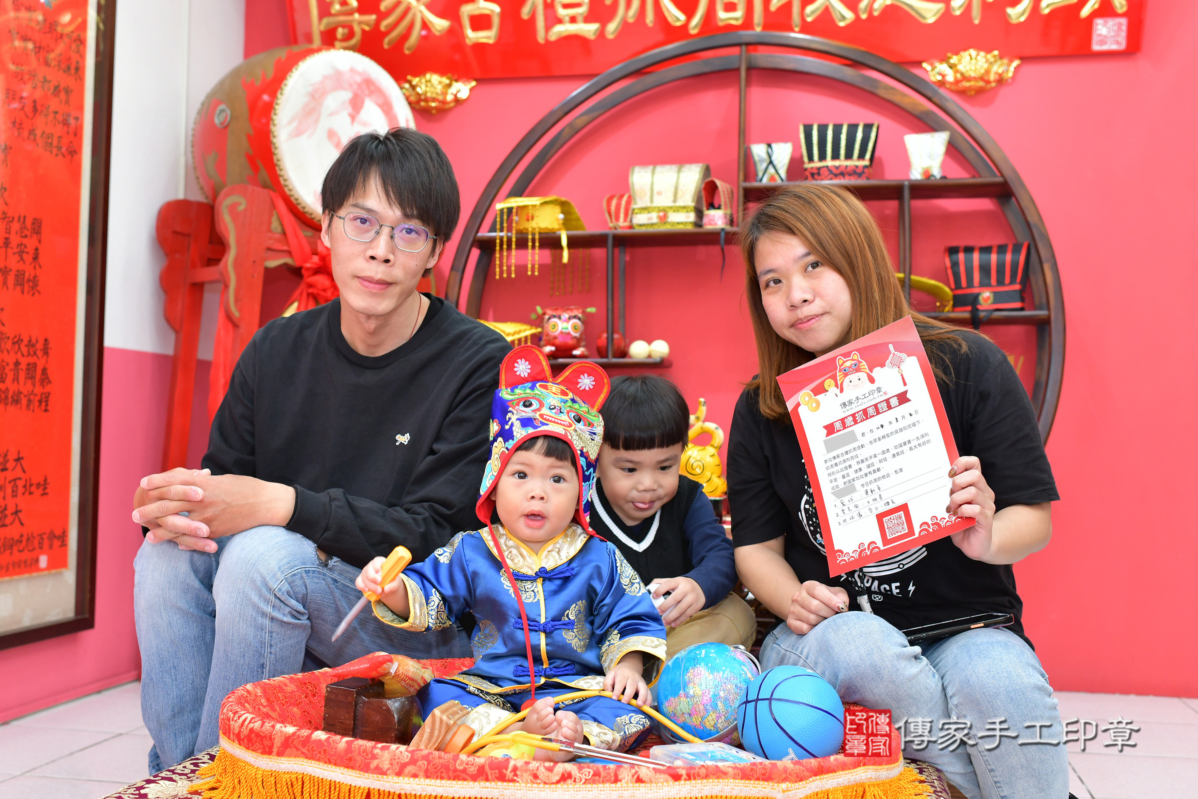 台中市北區紳紳寶寶抓周推薦：傳家台中店抓周度脺中國風會場，嬰兒古禮抓周流程儀式吉祥話、抓周道具物品24種、拍照。抓周證書。2025.3.2，照片16