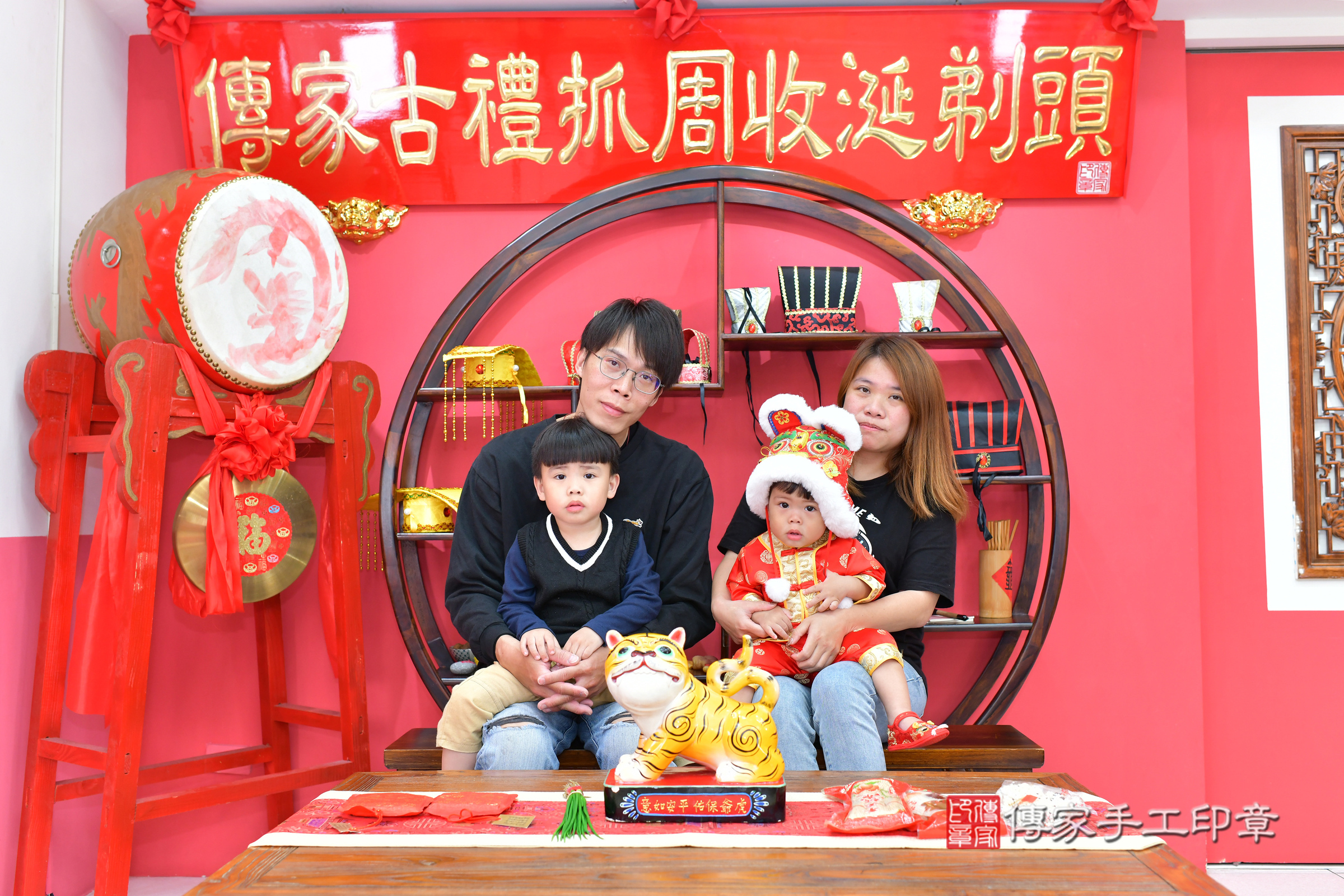 台中市北區紳紳寶寶抓周推薦：傳家台中店抓周度脺中國風會場，嬰兒古禮抓周流程儀式吉祥話、抓周道具物品24種、拍照。抓周證書。2025.3.2，照片12