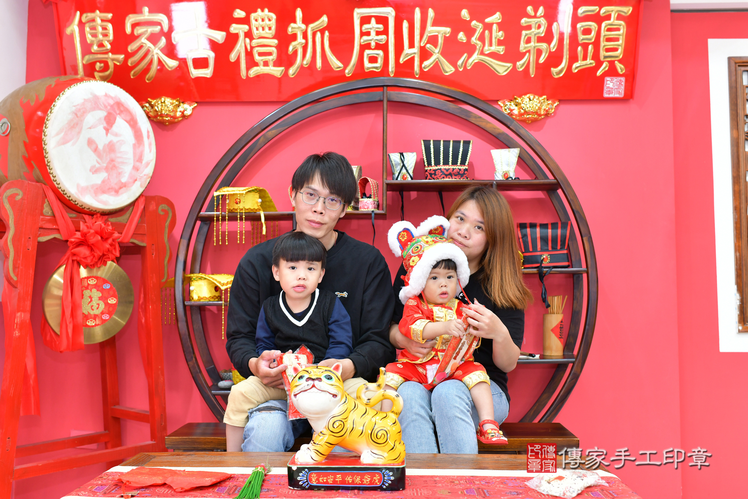 台中市北區紳紳寶寶抓周推薦：傳家台中店抓周度脺中國風會場，嬰兒古禮抓周流程儀式吉祥話、抓周道具物品24種、拍照。抓周證書。2025.3.2，照片15