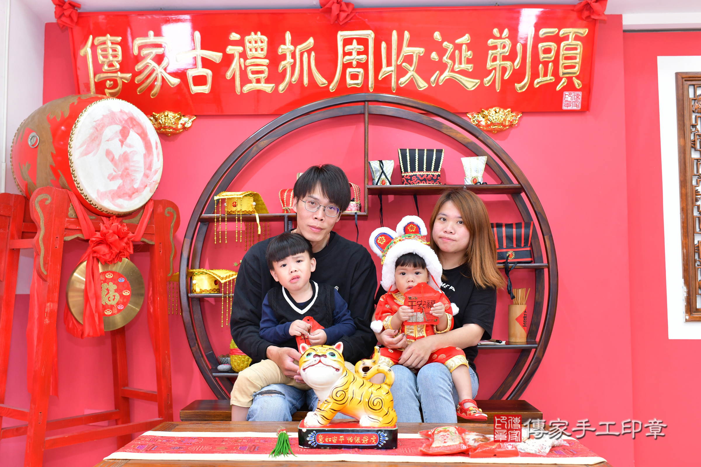 台中市北區紳紳寶寶抓周推薦：傳家台中店抓周度脺中國風會場，嬰兒古禮抓周流程儀式吉祥話、抓周道具物品24種、拍照。抓周證書。2025.3.2，照片14