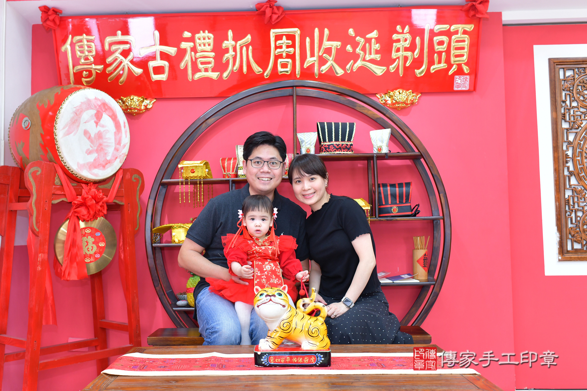 台中市北區小葵寶寶抓周推薦：傳家台中店抓周度脺中國風會場，嬰兒古禮抓周流程儀式吉祥話、抓周道具物品24種、拍照。抓周證書。2025.3.3，照片15